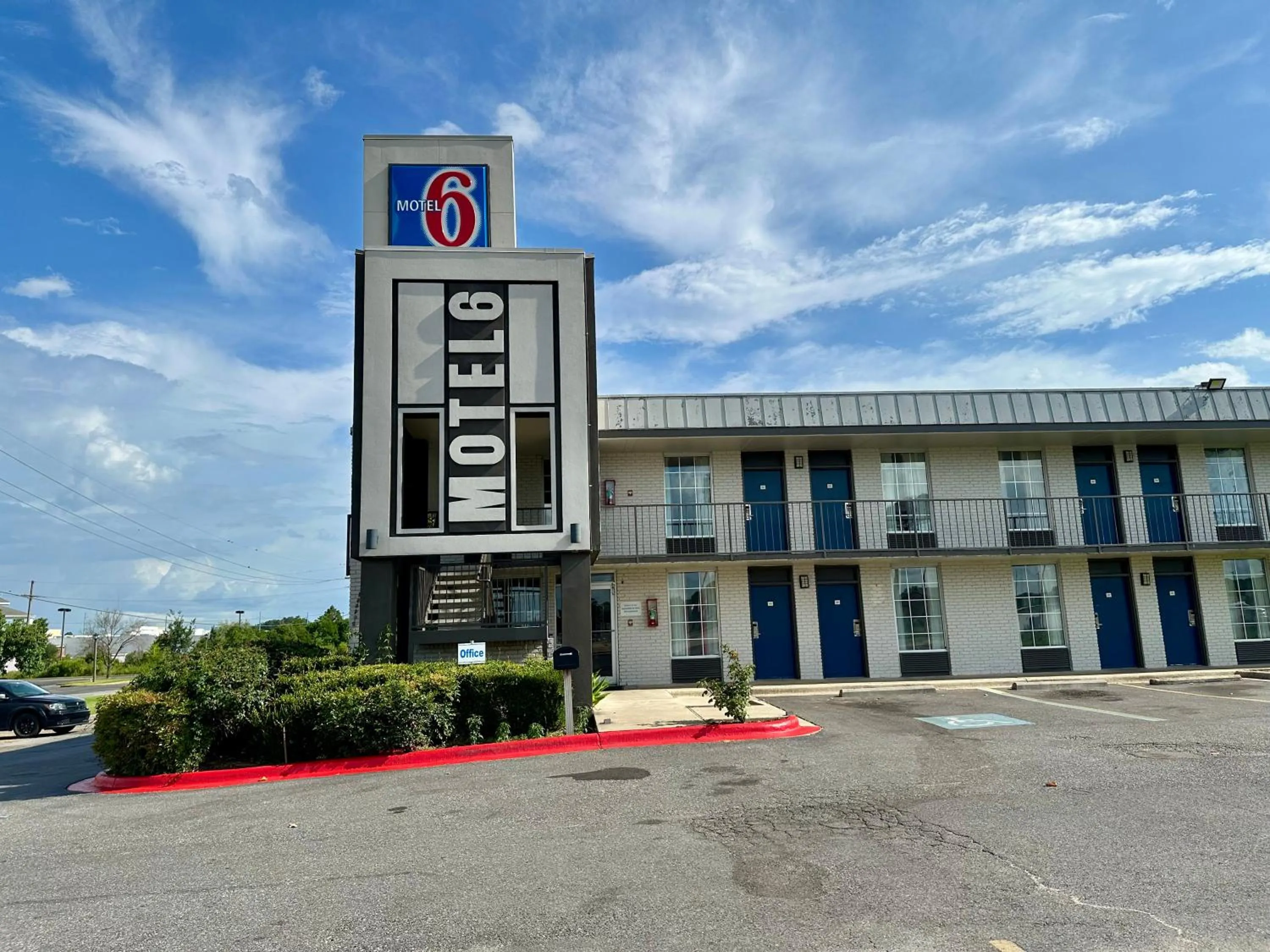Property building in Motel 6-West Monroe, LA