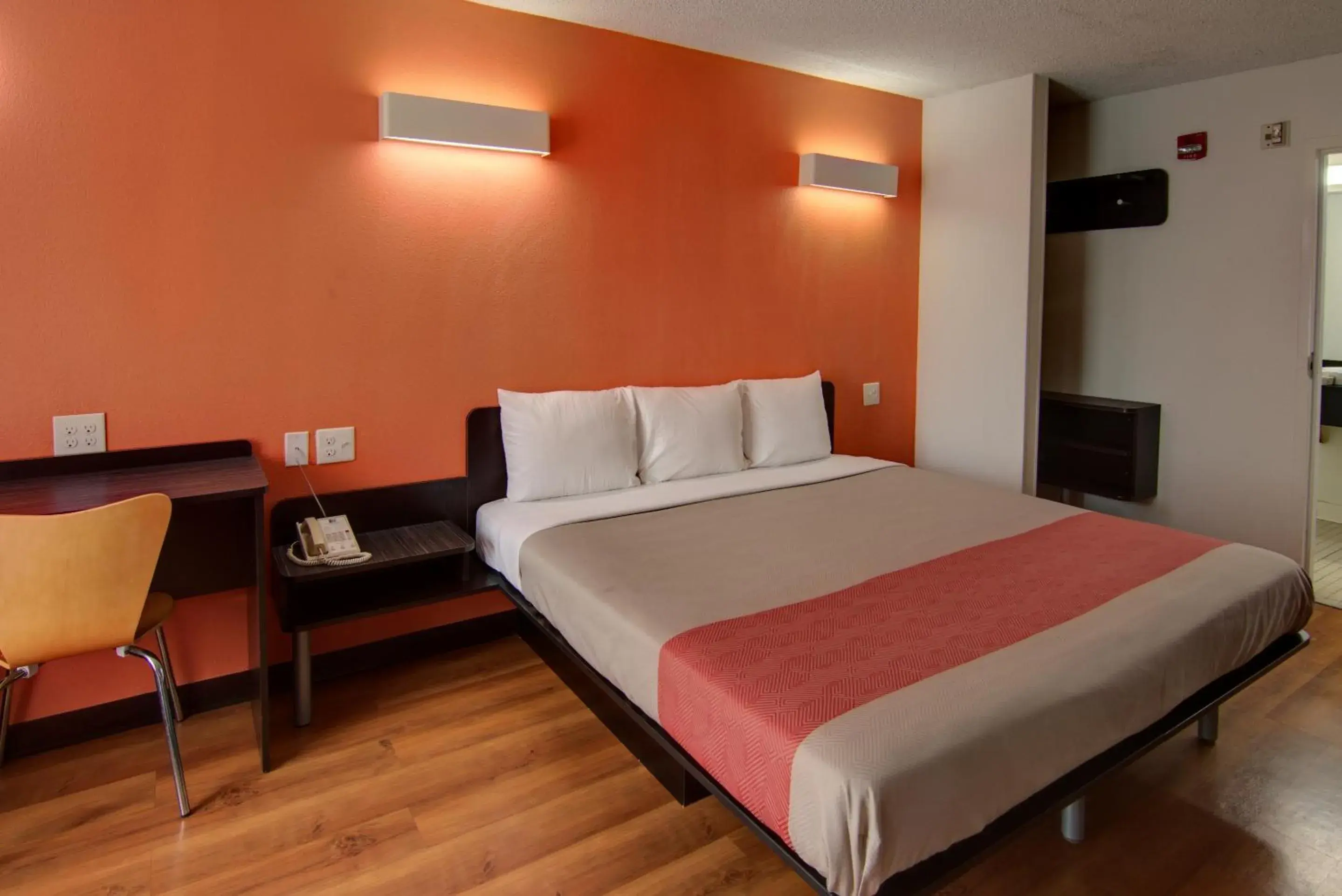 King Room - Disability Access - Smoking in Motel 6-West Monroe, LA King Room - Disability Access - Smoking in Motel 6-West Monroe, LA