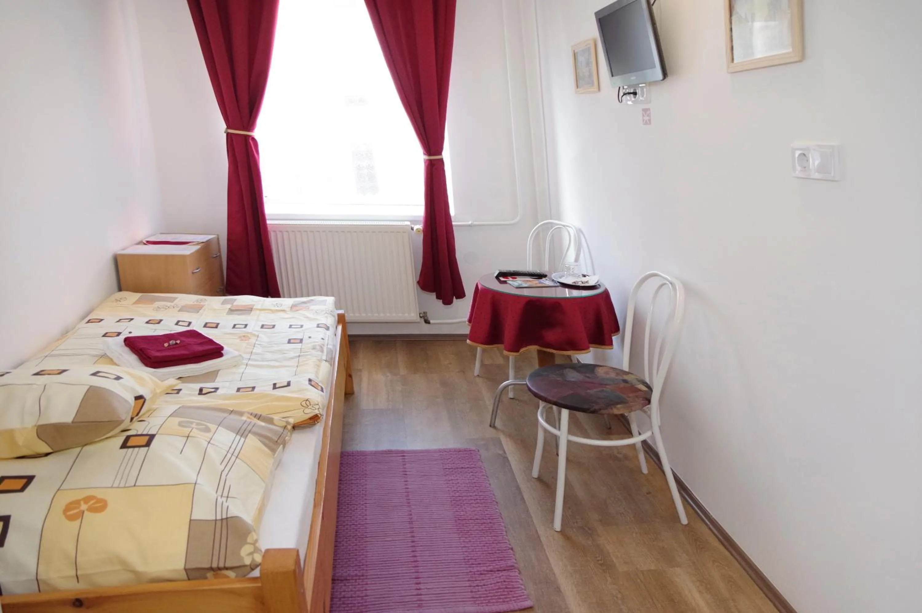 Photo of the whole room, Bed in Fehér Hajó Panzió Győr
