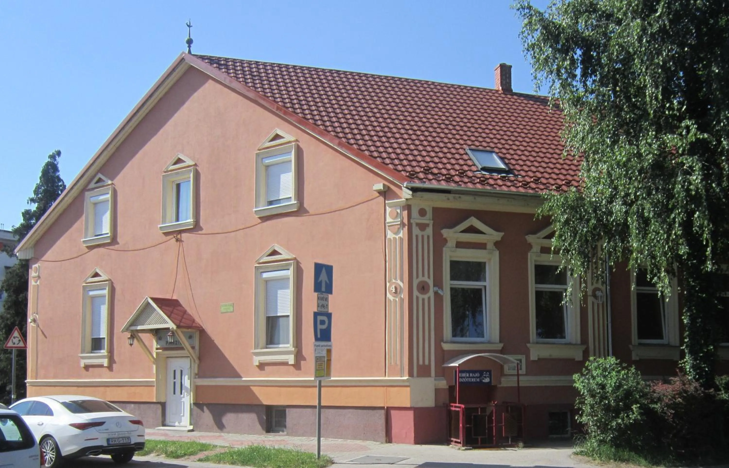 Facade/entrance in Fehér Hajó Panzió Győr