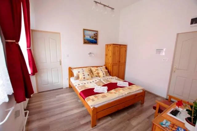 Bed in Fehér Hajó Panzió Győr