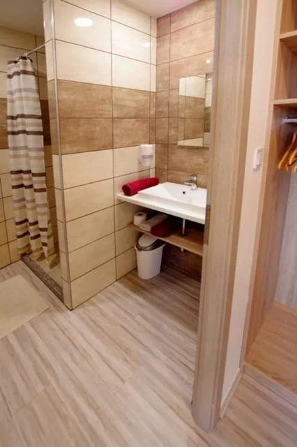 Bathroom in Fehér Hajó Panzió Győr