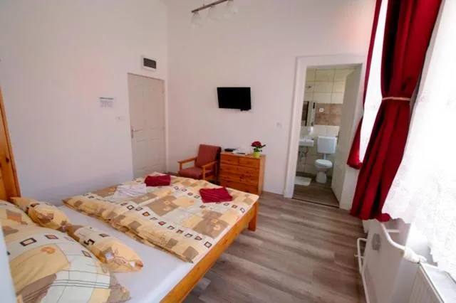 Bed in Fehér Hajó Panzió Győr