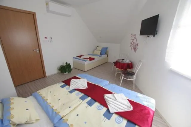 Bed in Fehér Hajó Panzió Győr