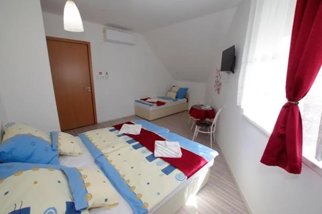 Bed in Fehér Hajó Panzió Győr