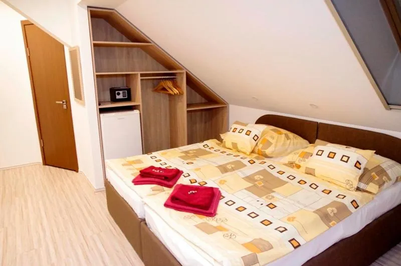 Bed in Fehér Hajó Panzió Győr