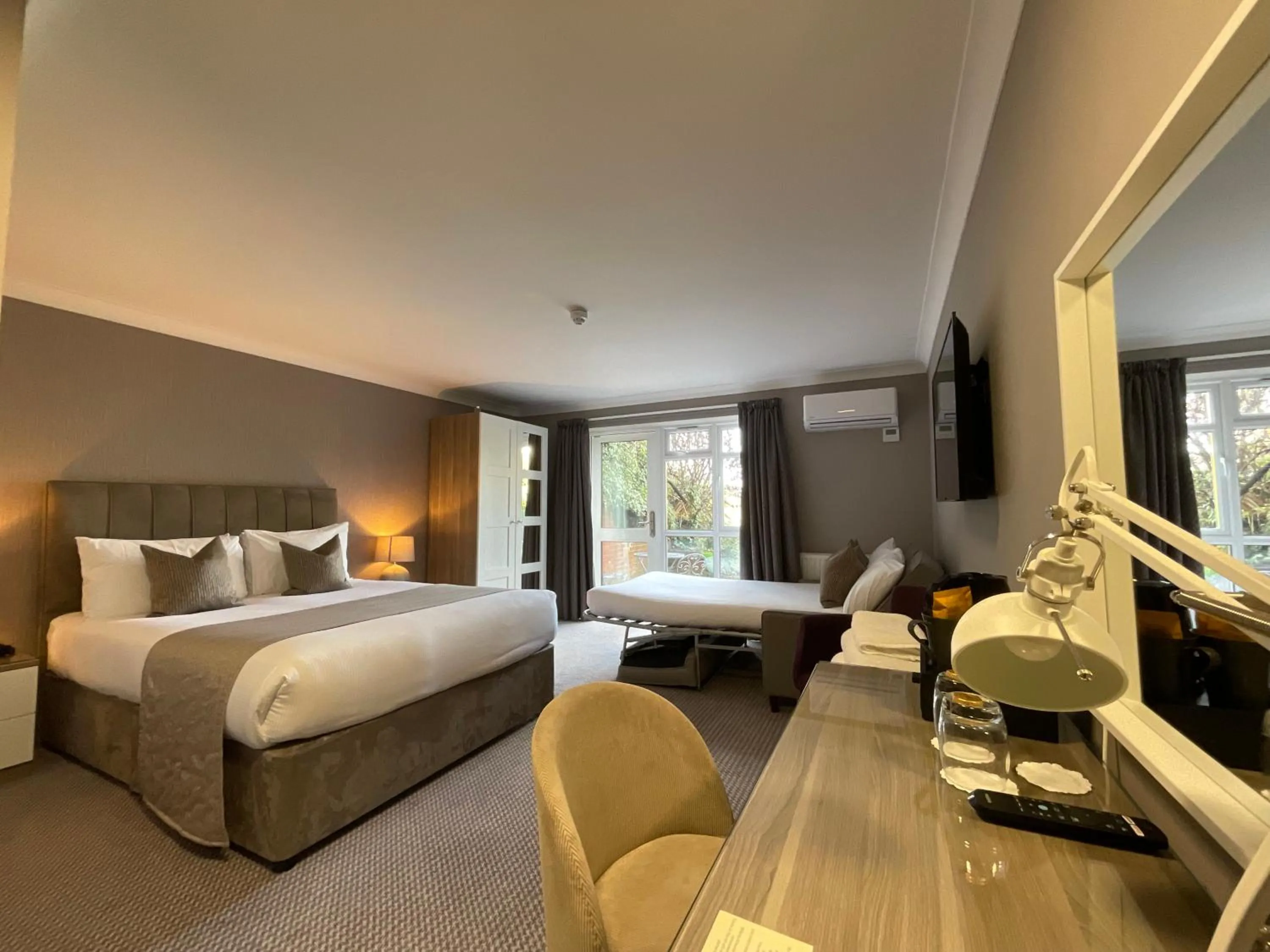 Photo of the whole room, Bed in The Riverside