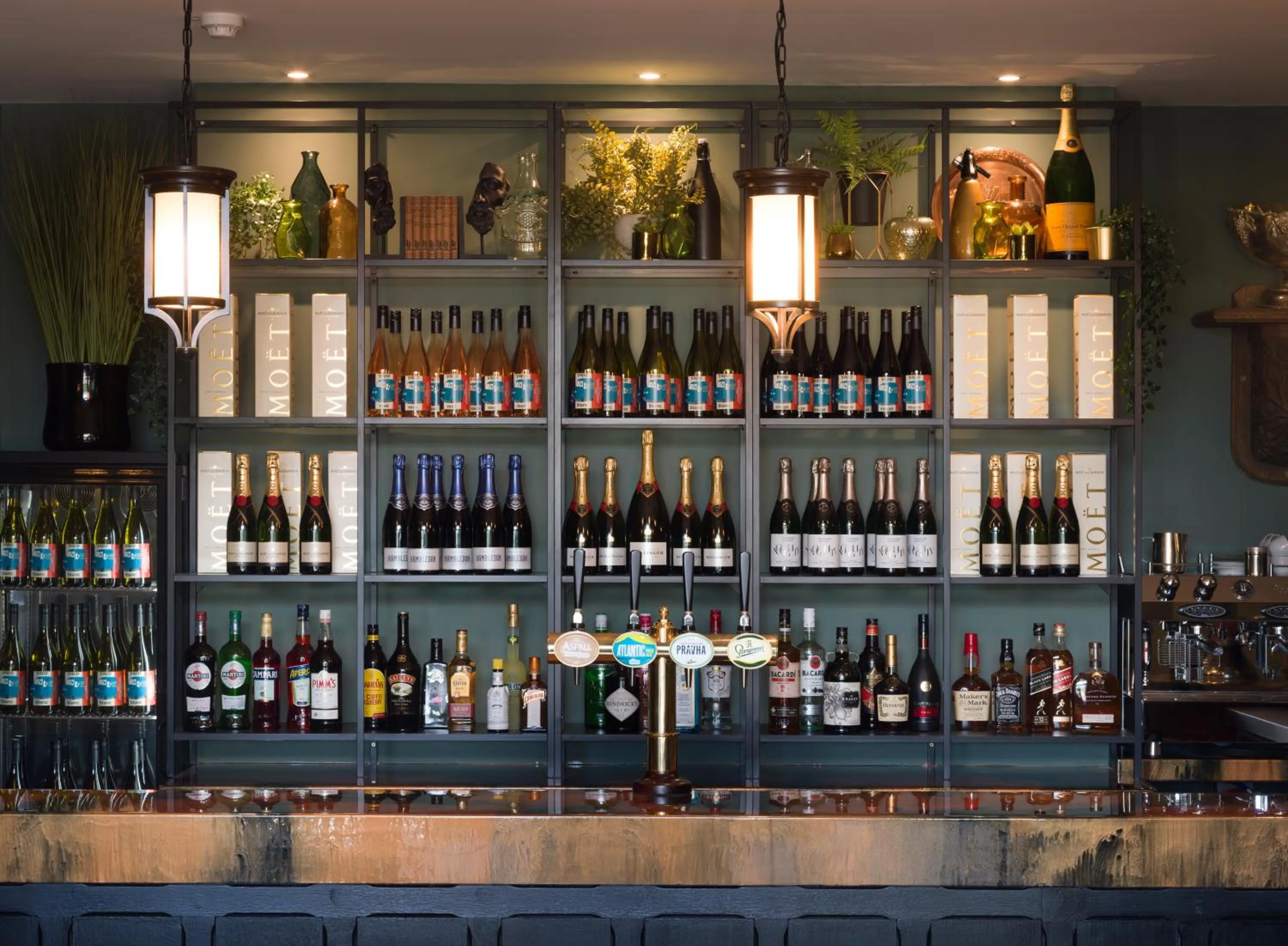 Lounge or bar in The Riverside