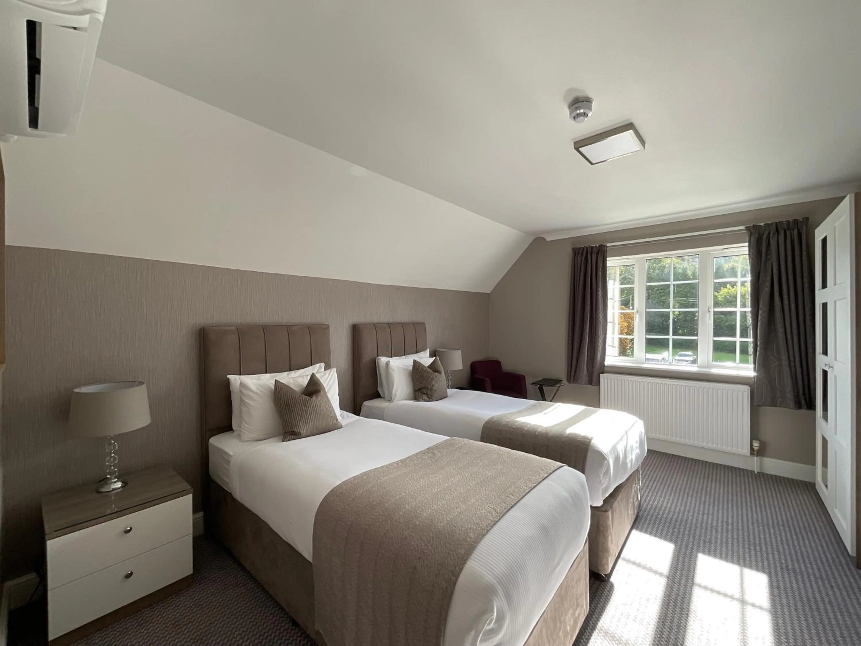 Photo of the whole room, Bed in The Riverside