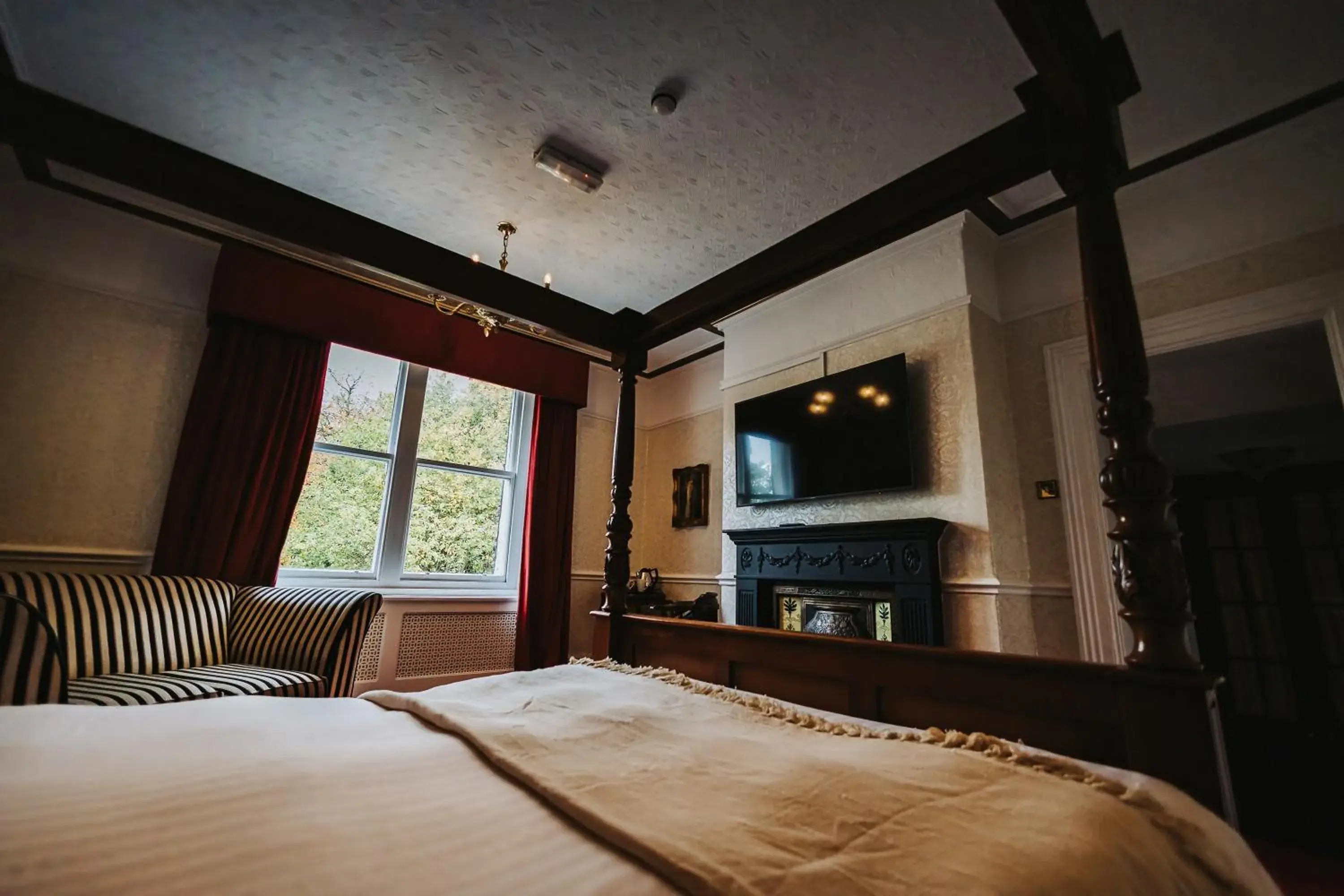 Bedroom, Bed in Brook Hall Hotel