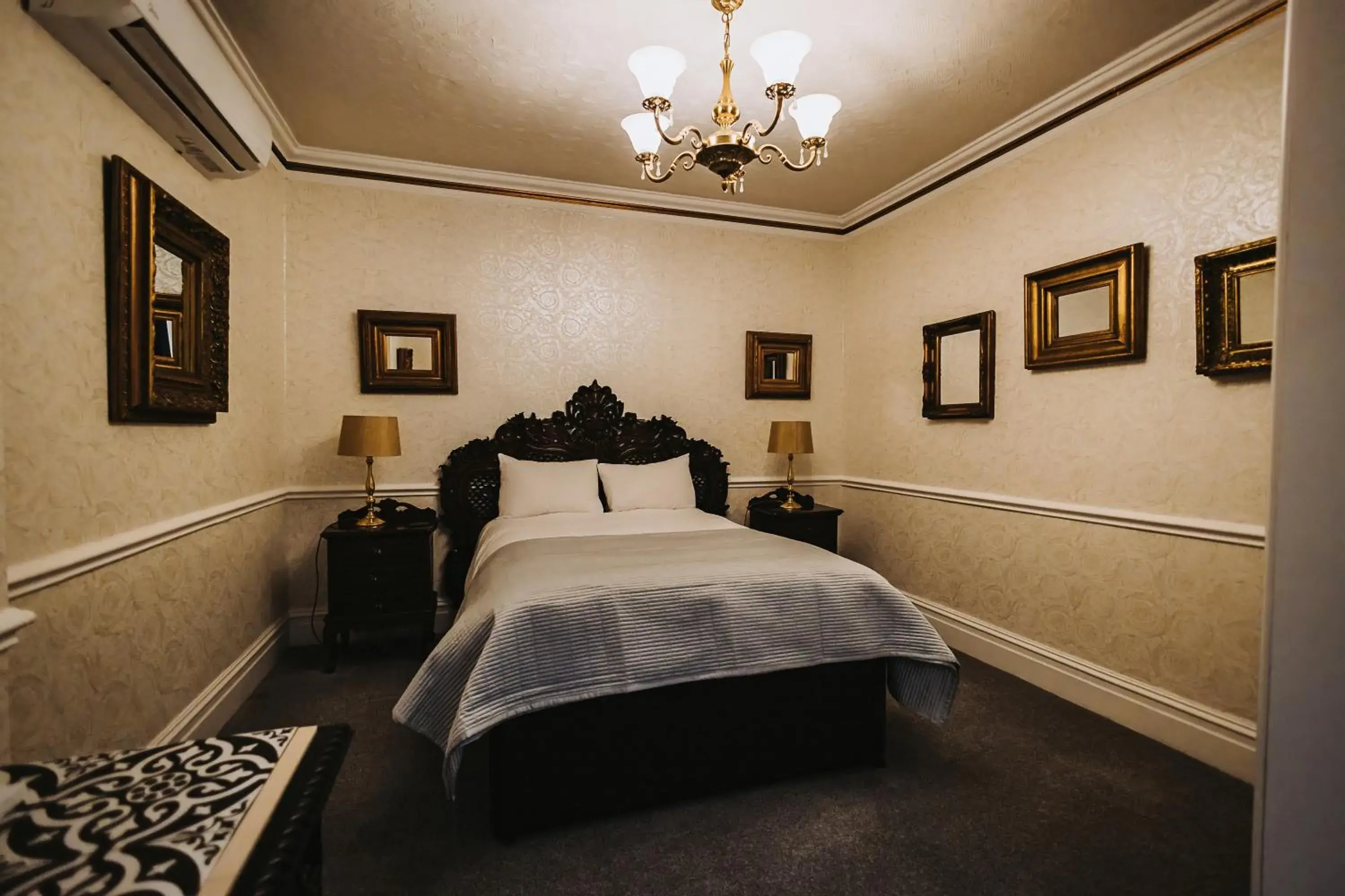 Bedroom, Bed in Brook Hall Hotel