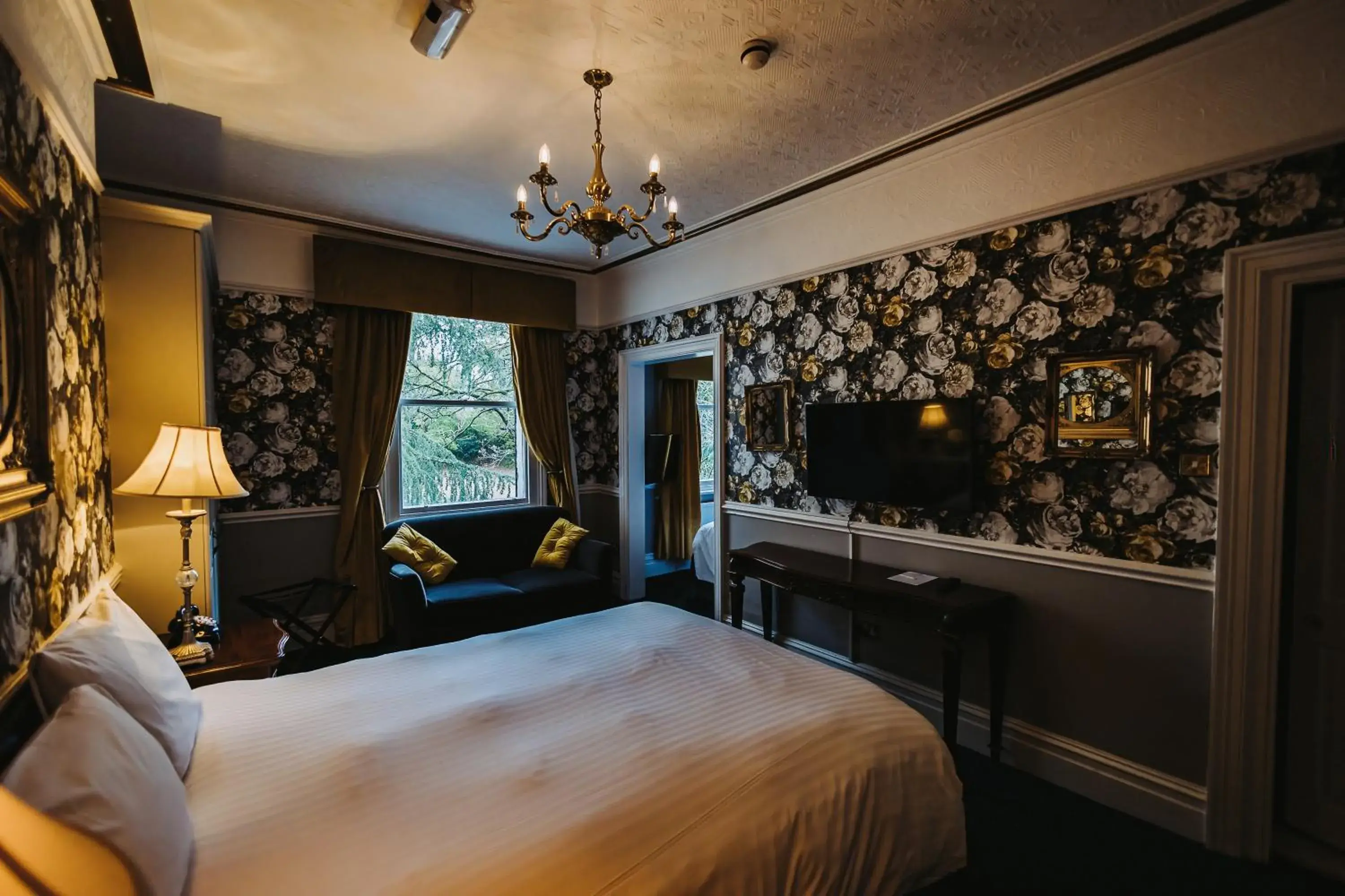 Bedroom, Bed in Brook Hall Hotel