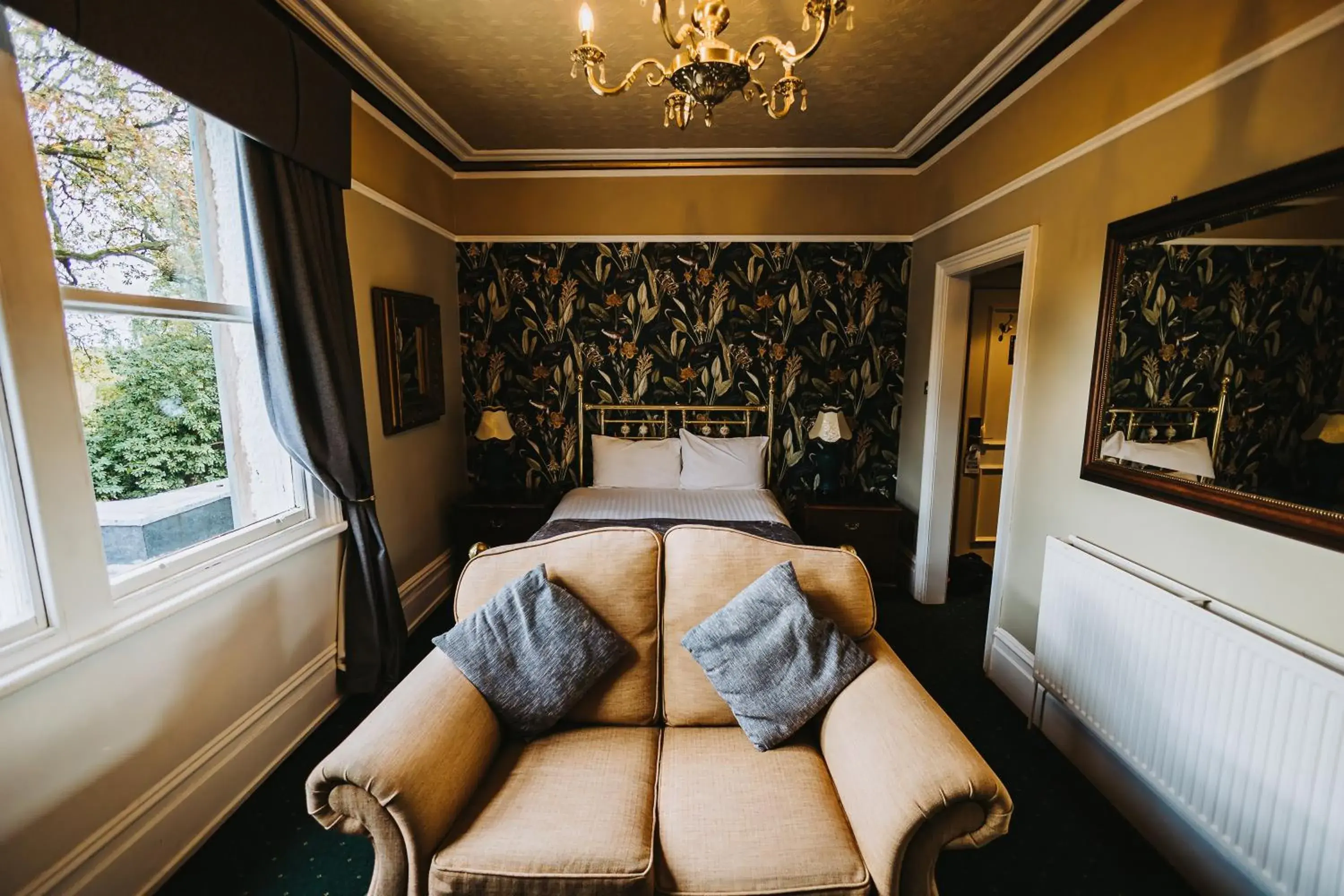 Bedroom, Bed in Brook Hall Hotel