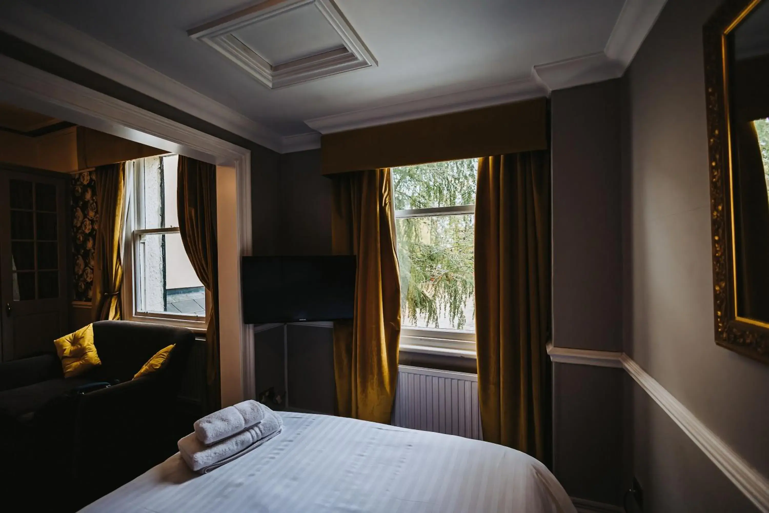 Bedroom, Bed in Brook Hall Hotel