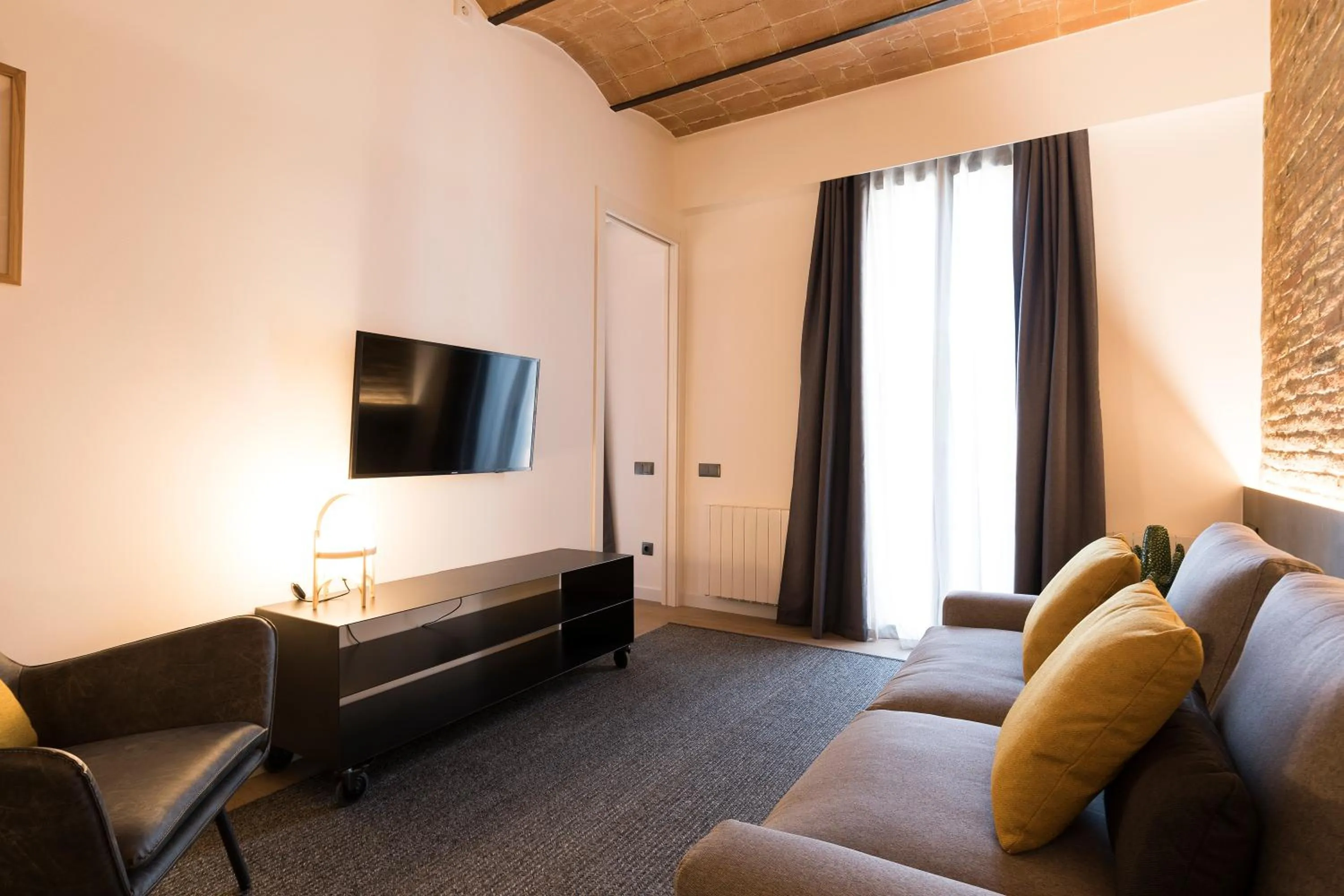 TV and multimedia in Aspasios Sagrada Familia Apartments