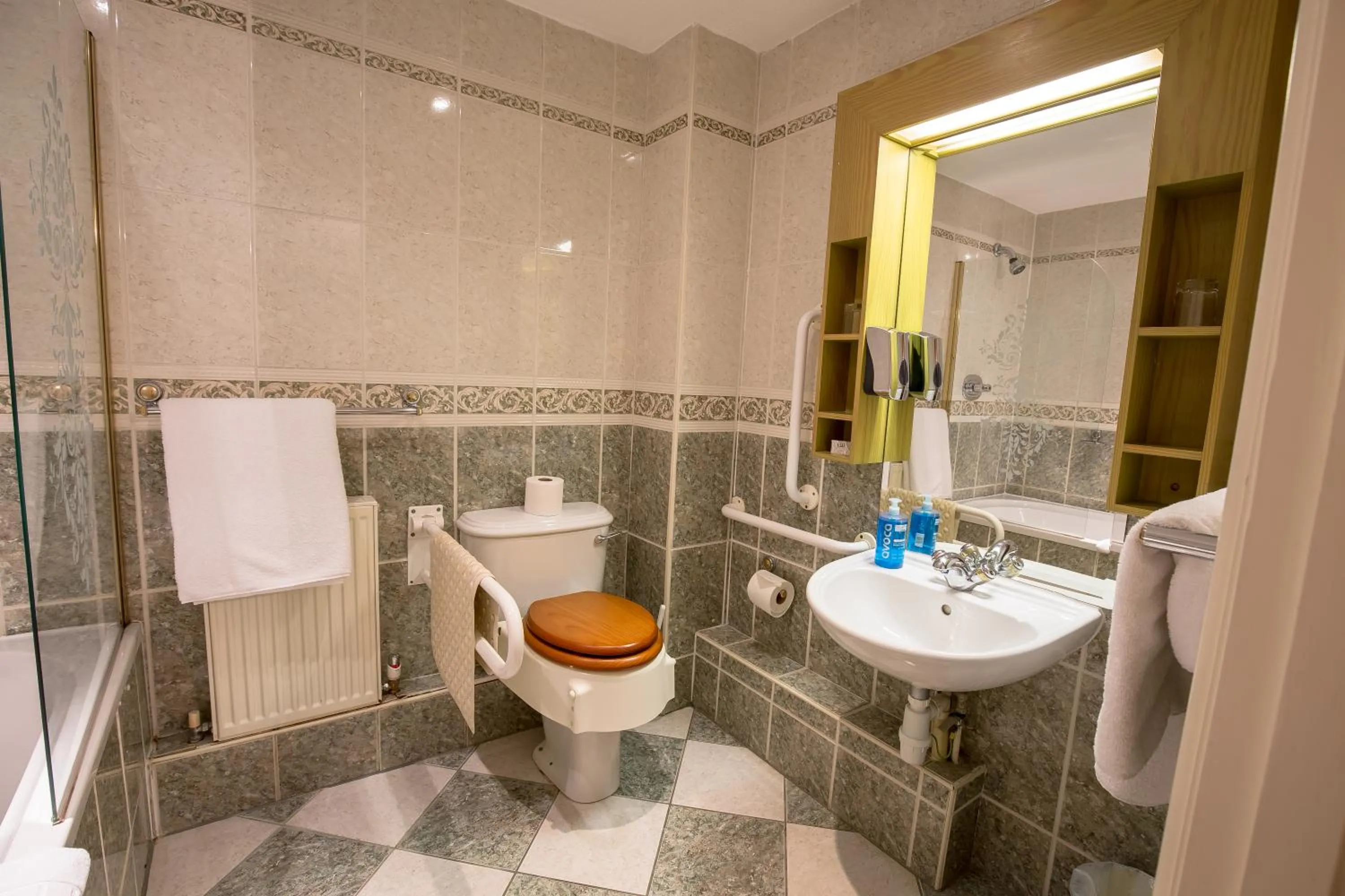Bathroom in Harefield Manor Hotel