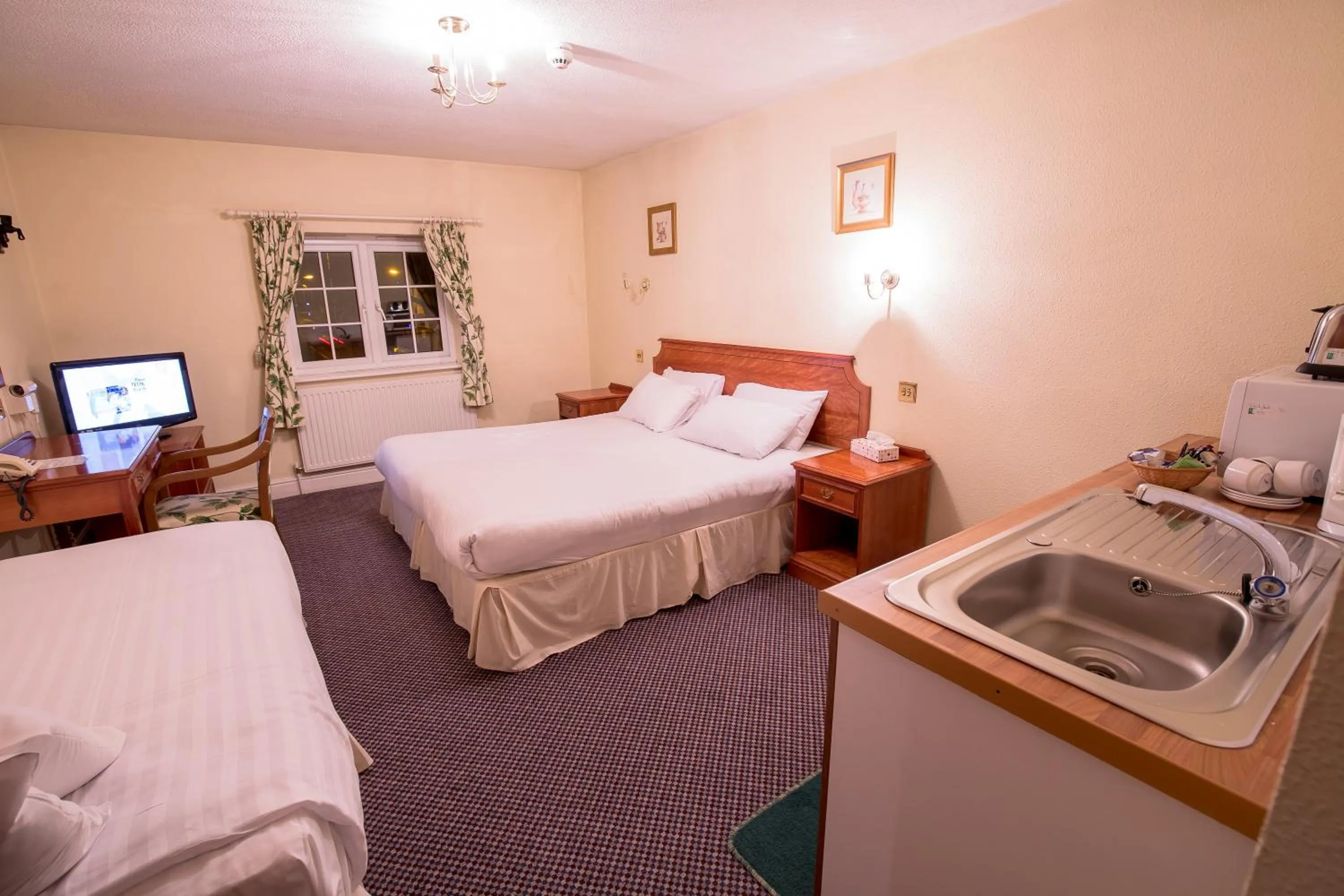 Bathroom, Bed in Harefield Manor Hotel