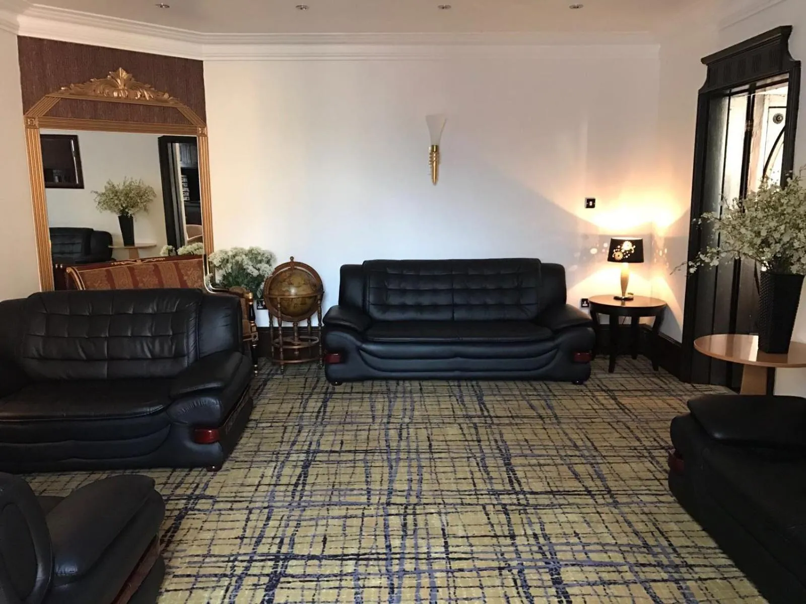 Lobby or reception in Harefield Manor Hotel