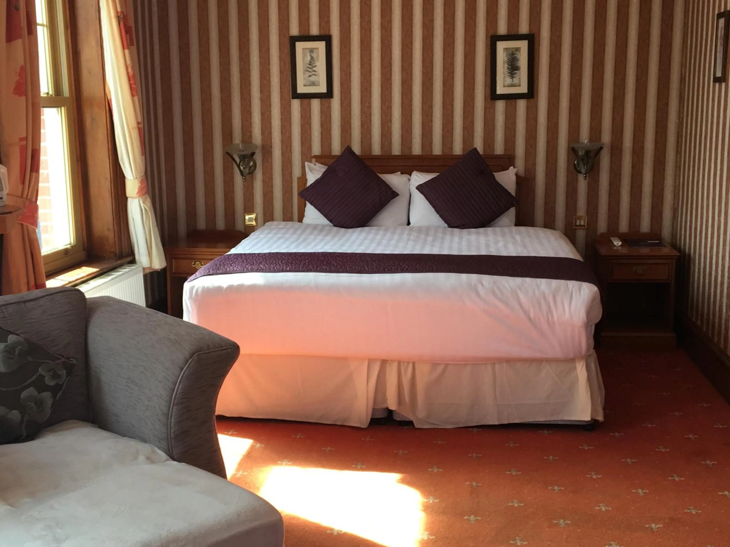 Bedroom, Bed in Harefield Manor Hotel