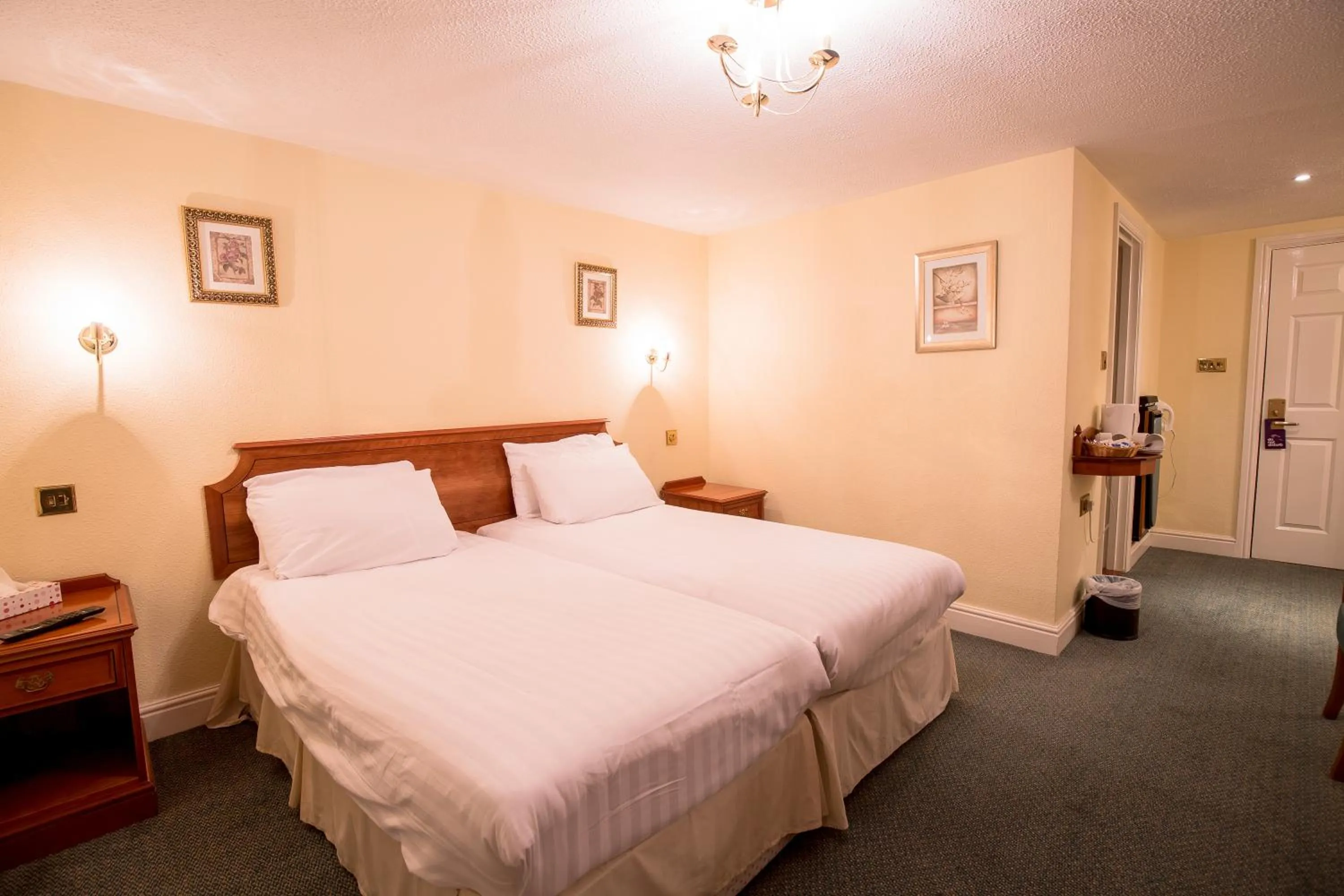 Bathroom, Bed in Harefield Manor Hotel