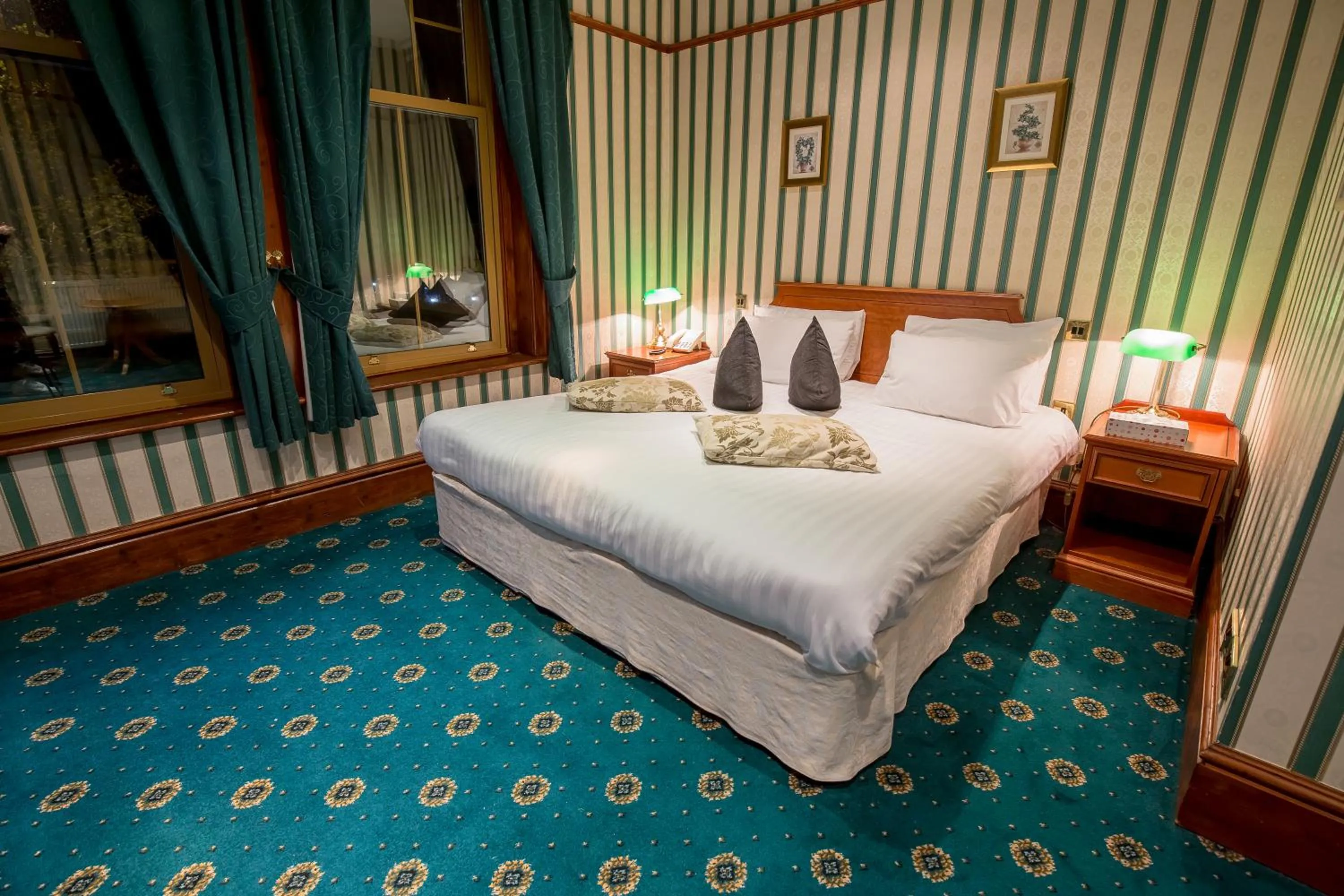 Bathroom, Bed in Harefield Manor Hotel