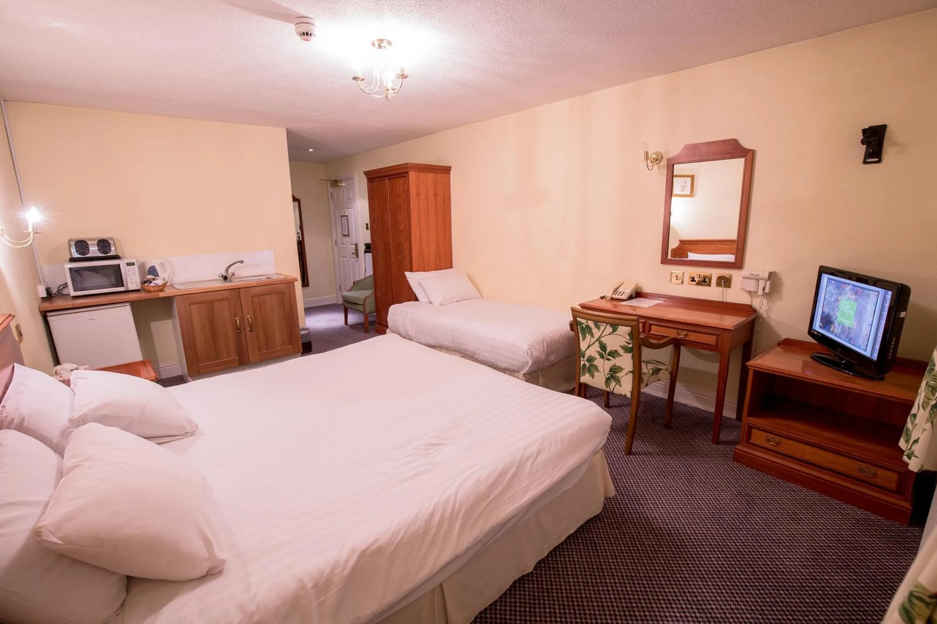 Bathroom, Bed in Harefield Manor Hotel