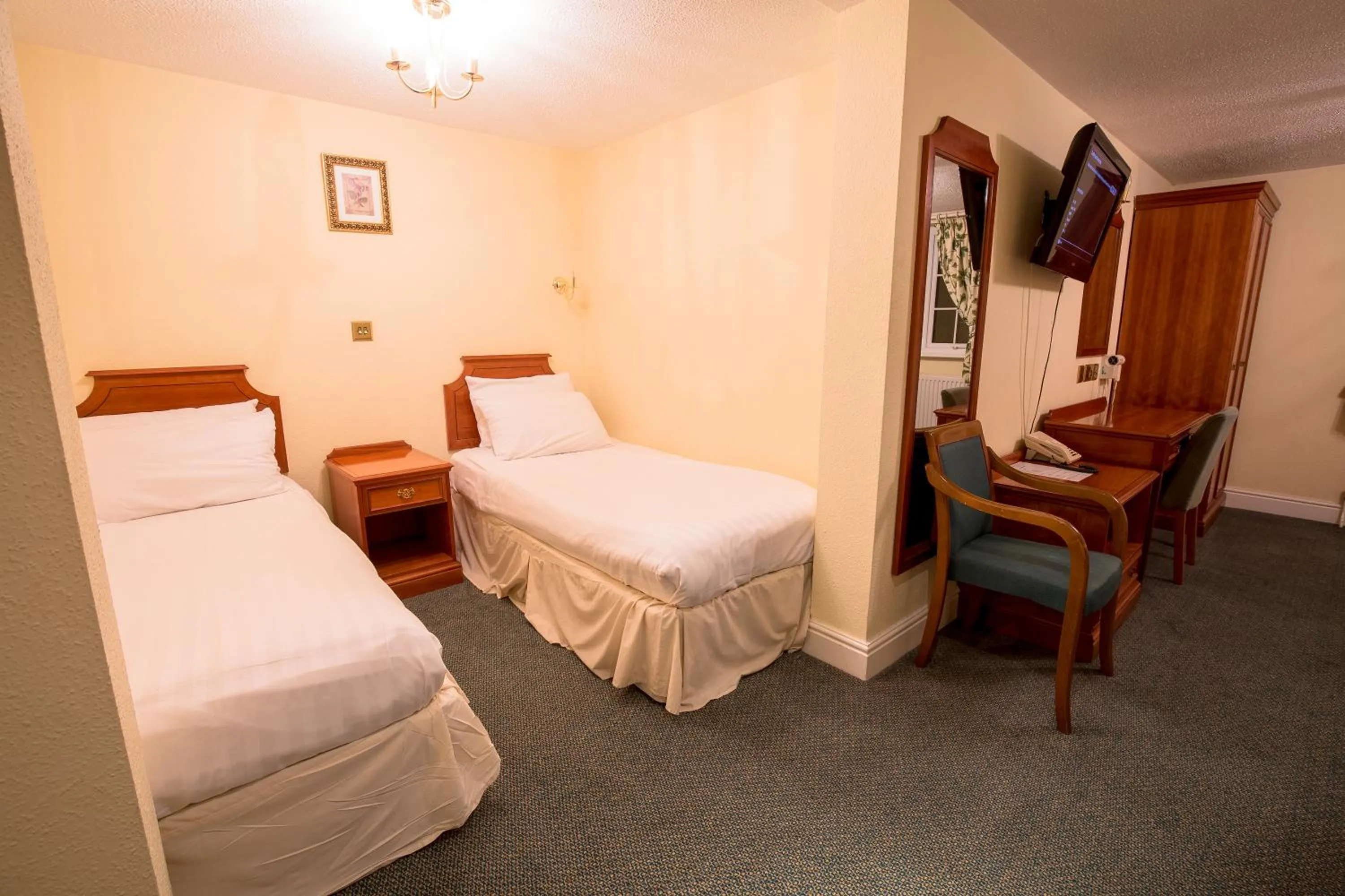Bathroom, Bed in Harefield Manor Hotel