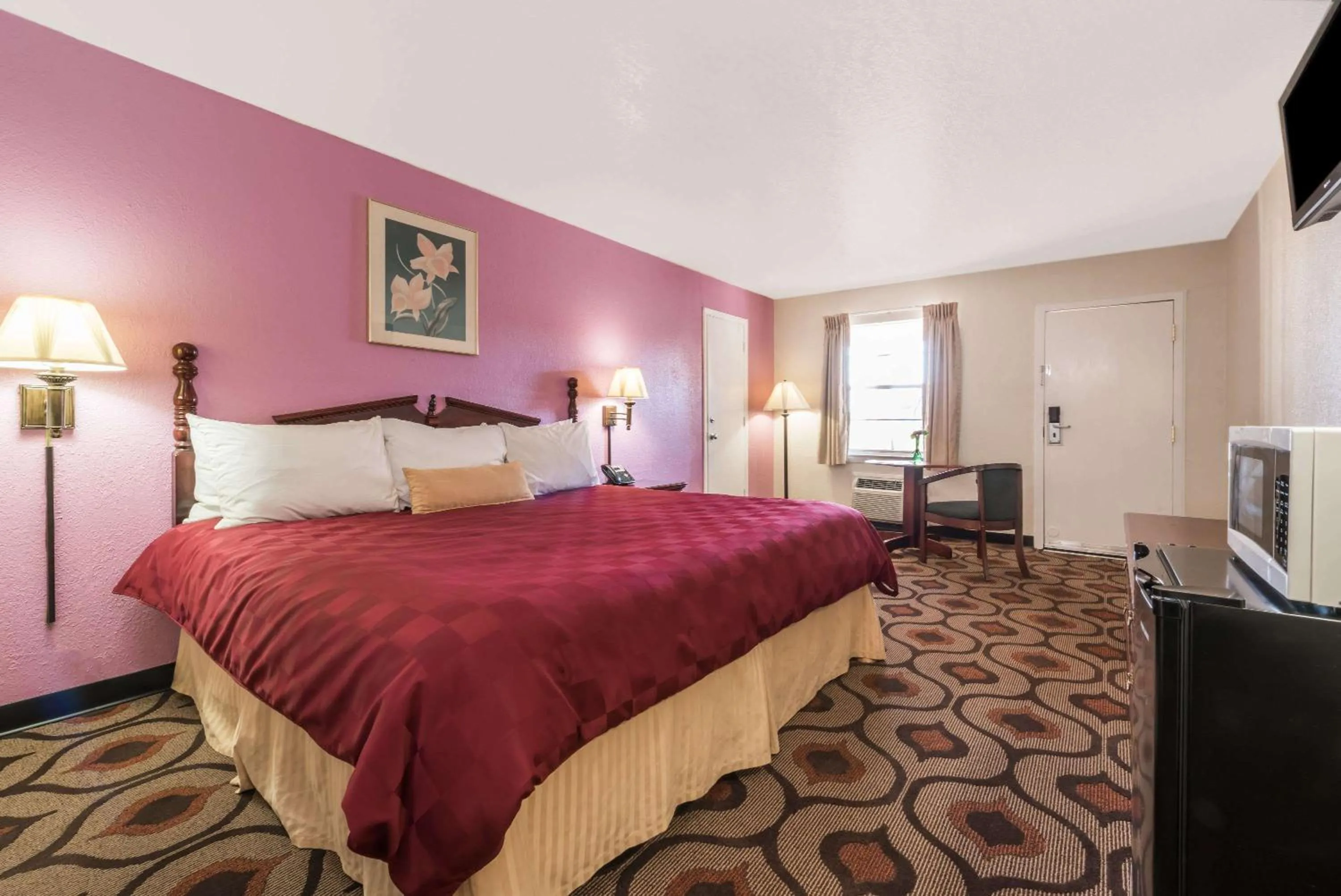 Photo of the whole room, Bed in Relax Inn Mineral Wells