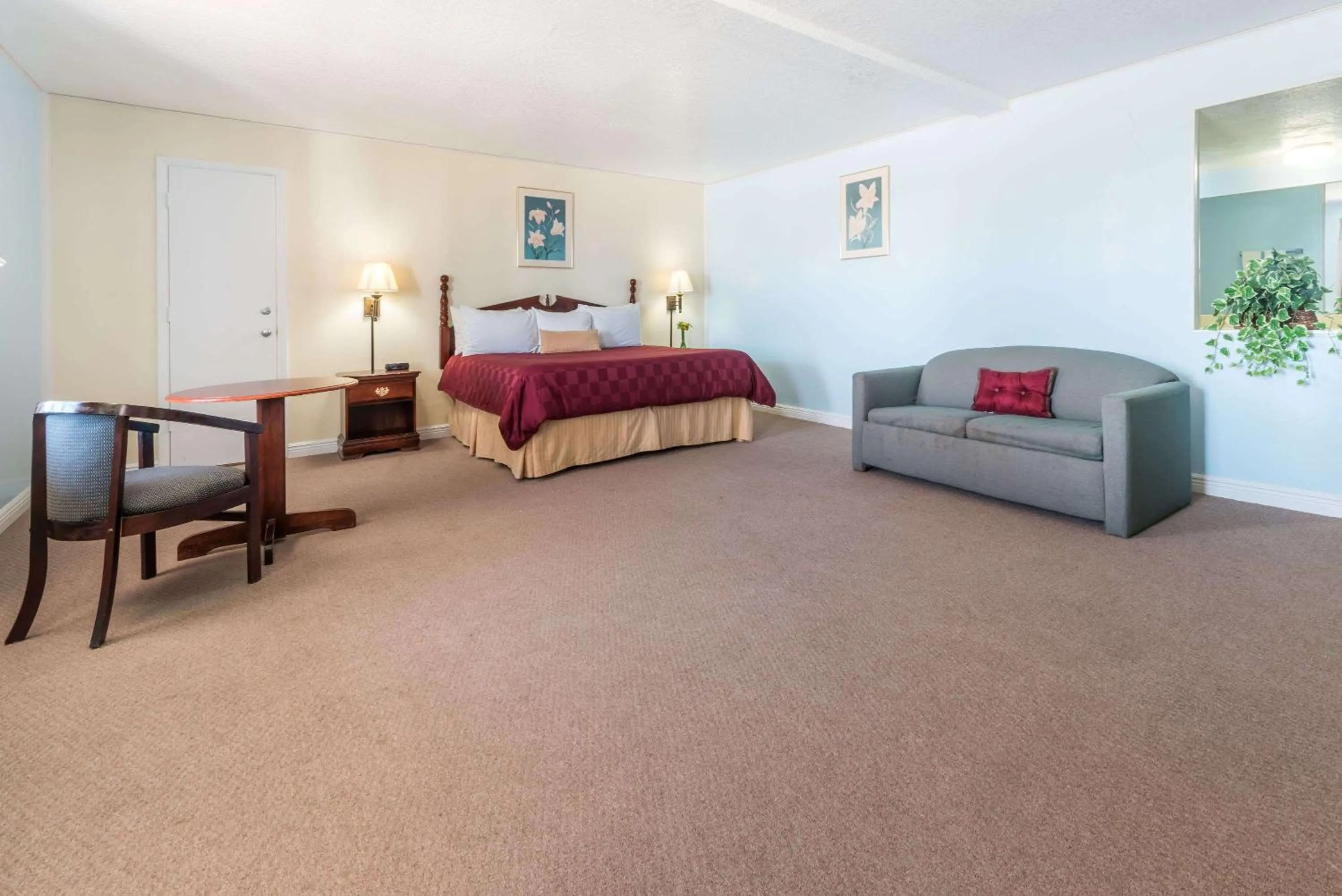 Photo of the whole room, Seating Area in Relax Inn Mineral Wells