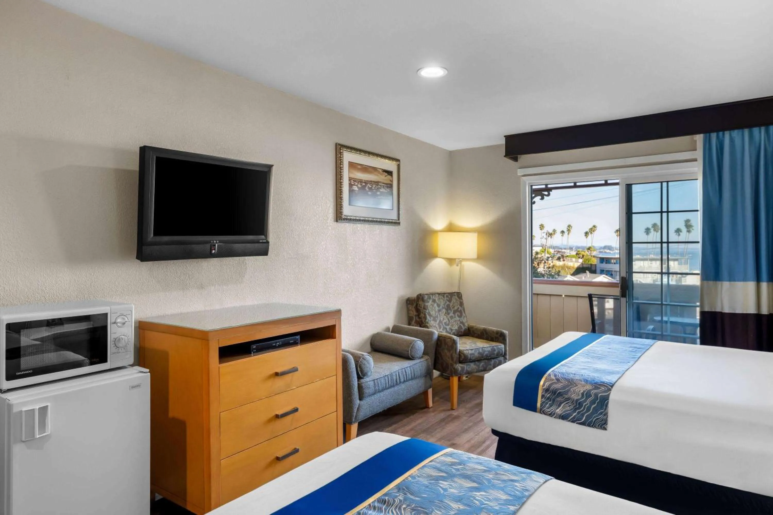 Bed in Howard Johnson by Wyndham Santa Cruz