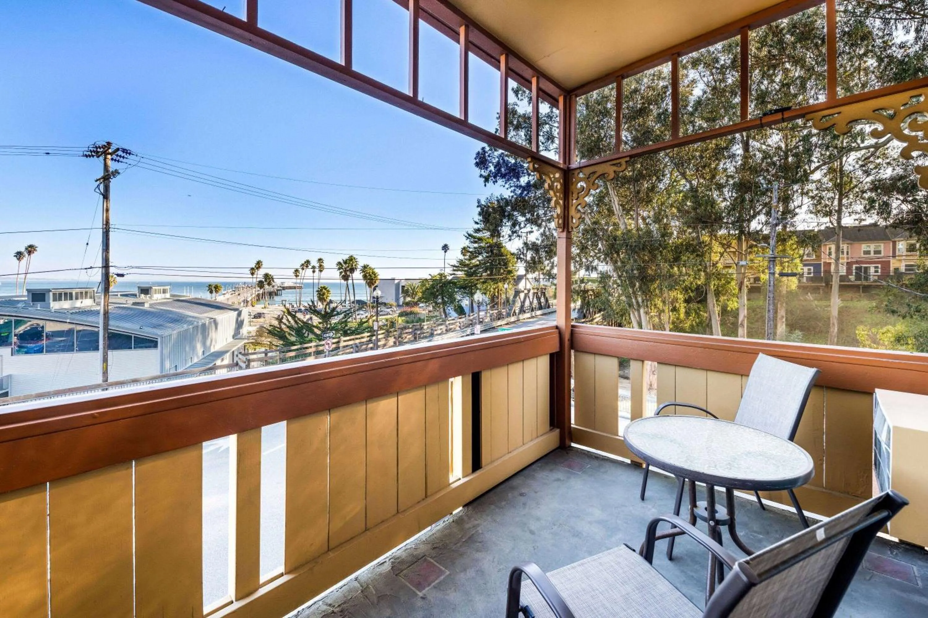 Bed in Howard Johnson by Wyndham Santa Cruz