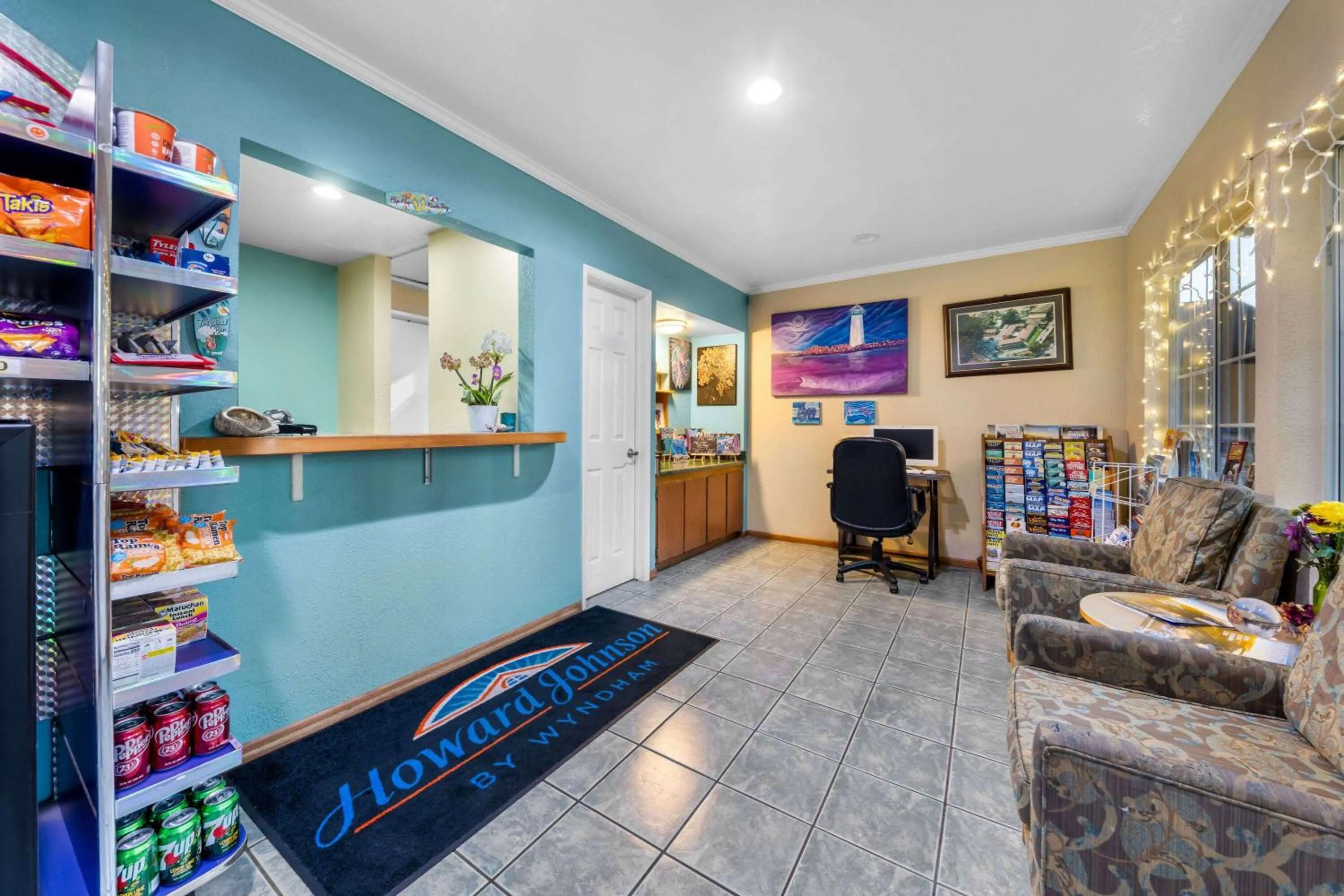 Lobby or reception in Howard Johnson by Wyndham Santa Cruz