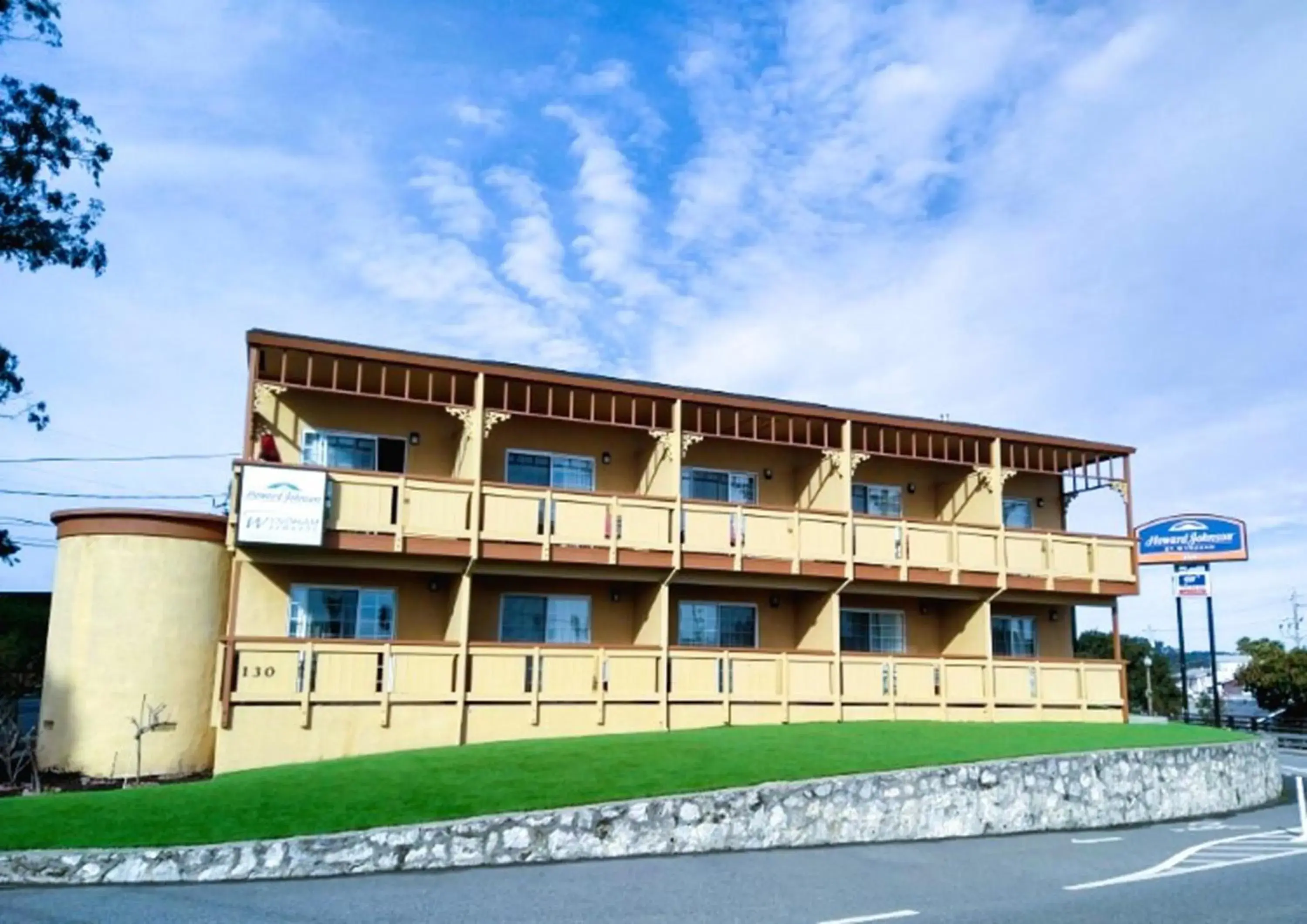 Property building in Howard Johnson by Wyndham Santa Cruz Property building in Howard Johnson by Wyndham Santa Cruz