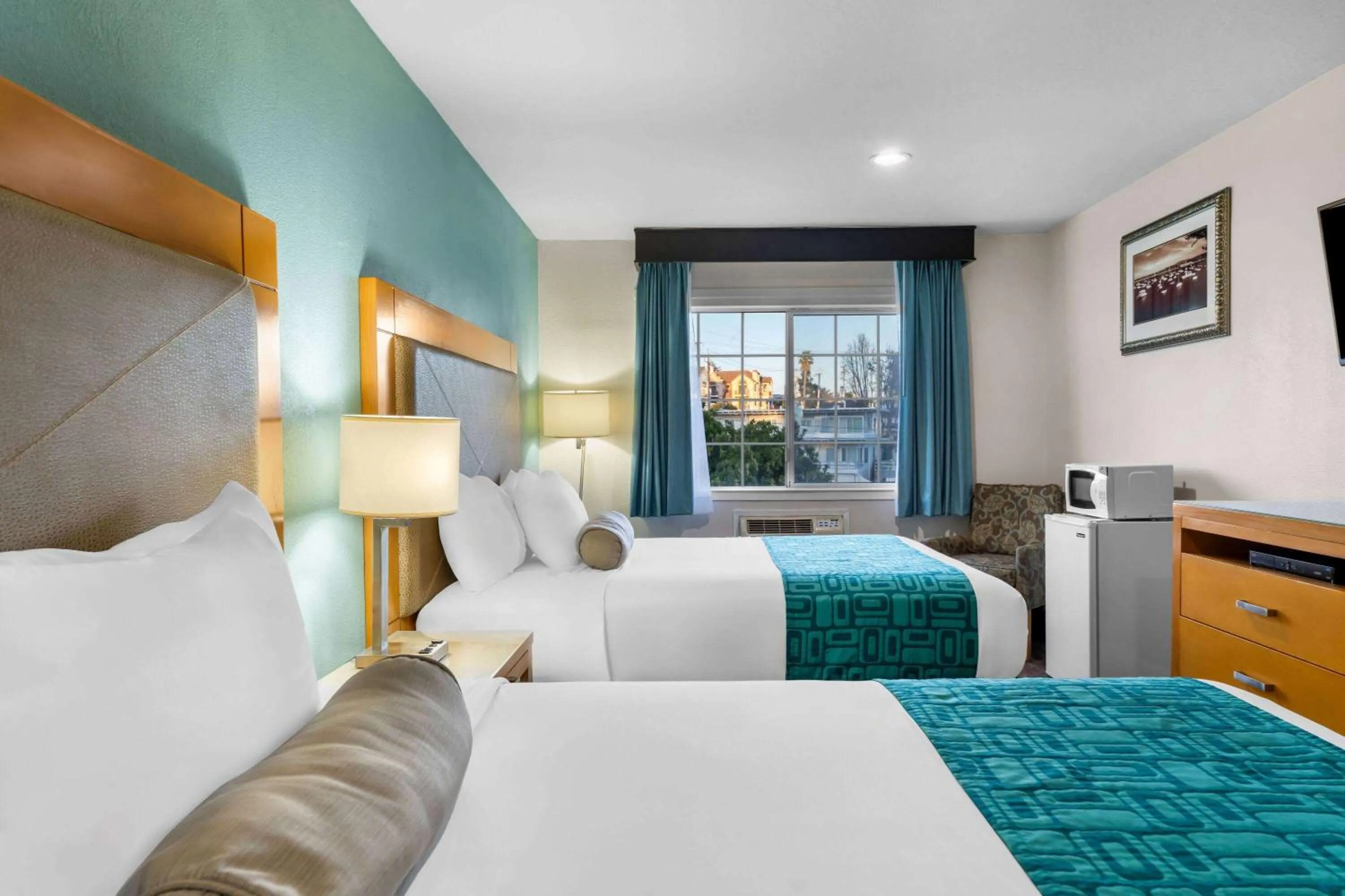 Photo of the whole room, Bed in Howard Johnson by Wyndham Santa Cruz
