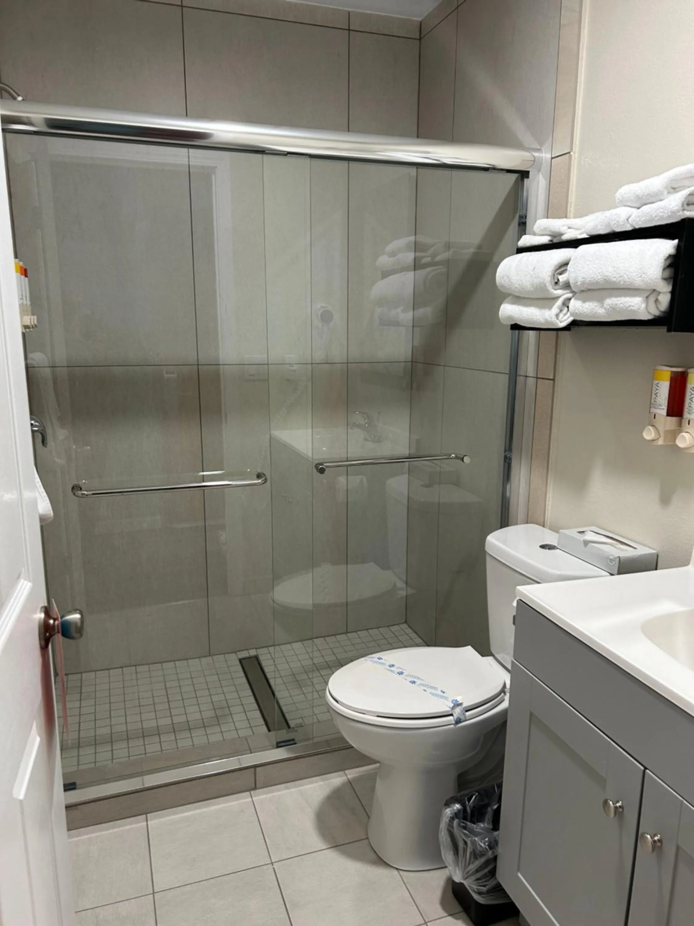 Shower in Howard Johnson by Wyndham Santa Cruz