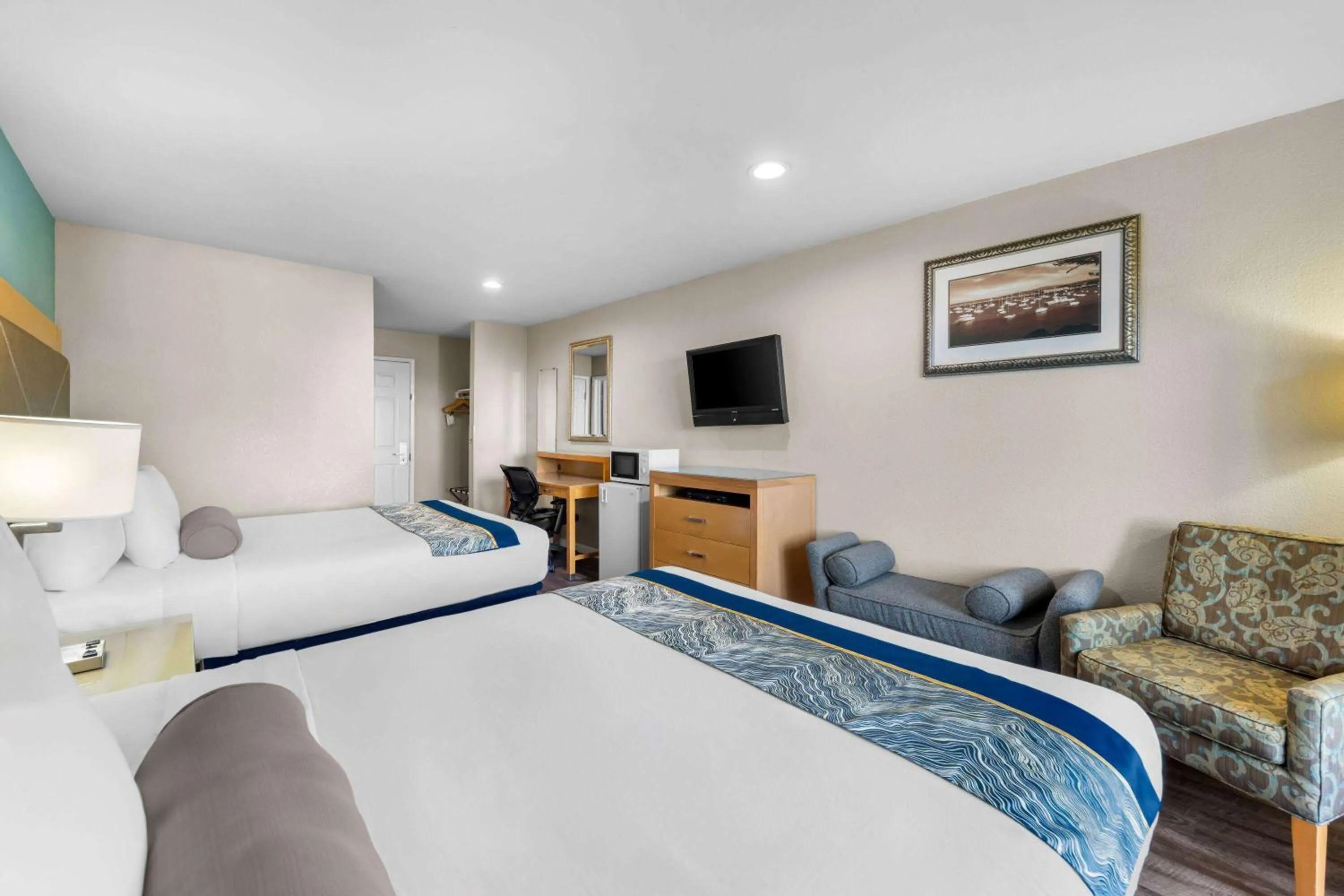 Bed in Howard Johnson by Wyndham Santa Cruz