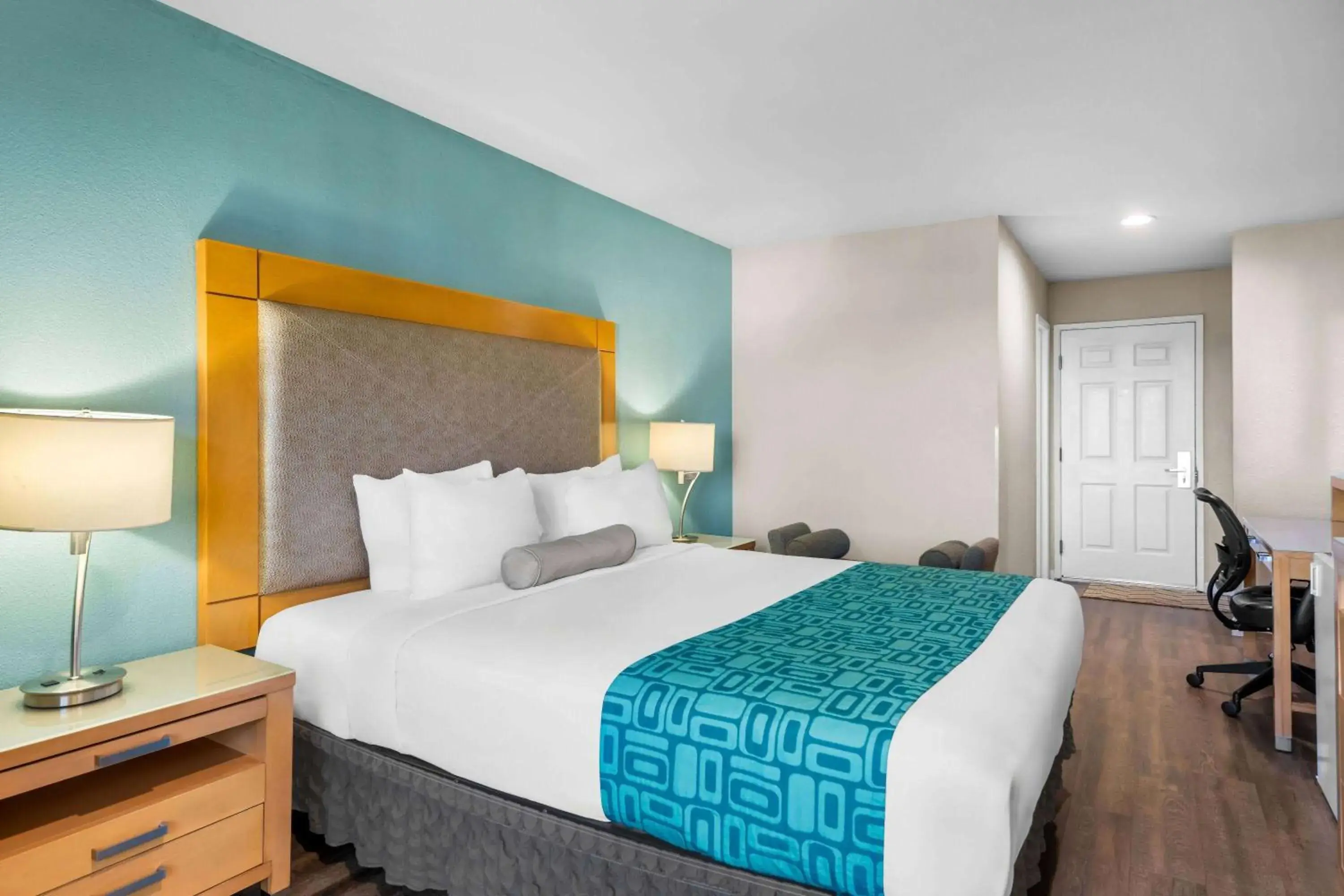 King Room with Roll-in Shower - Mobility Access/Non-Smoking in Howard Johnson by Wyndham Santa Cruz King Room with Roll-in Shower - Mobility Access/Non-Smoking in Howard Johnson by Wyndham Santa Cruz