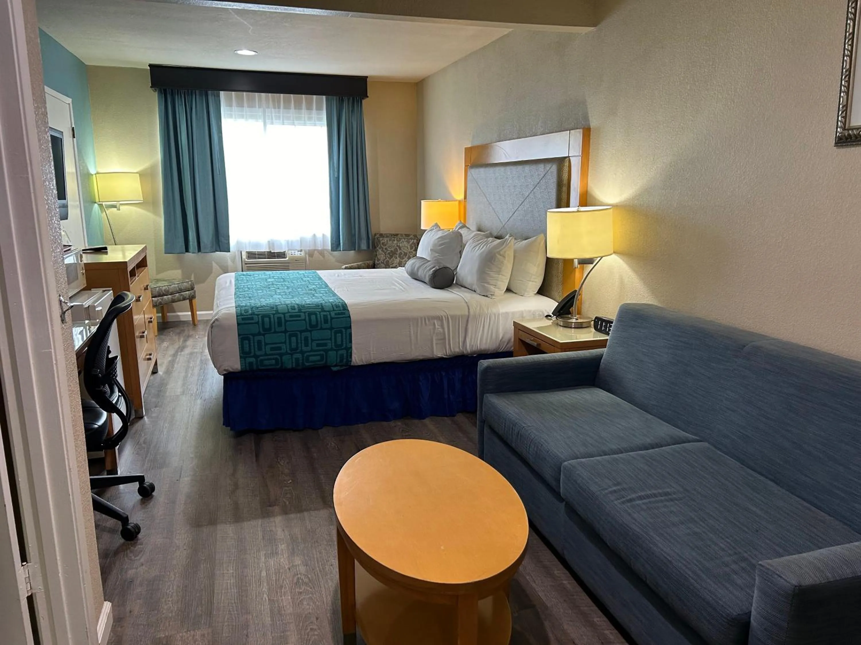 Bed in Howard Johnson by Wyndham Santa Cruz