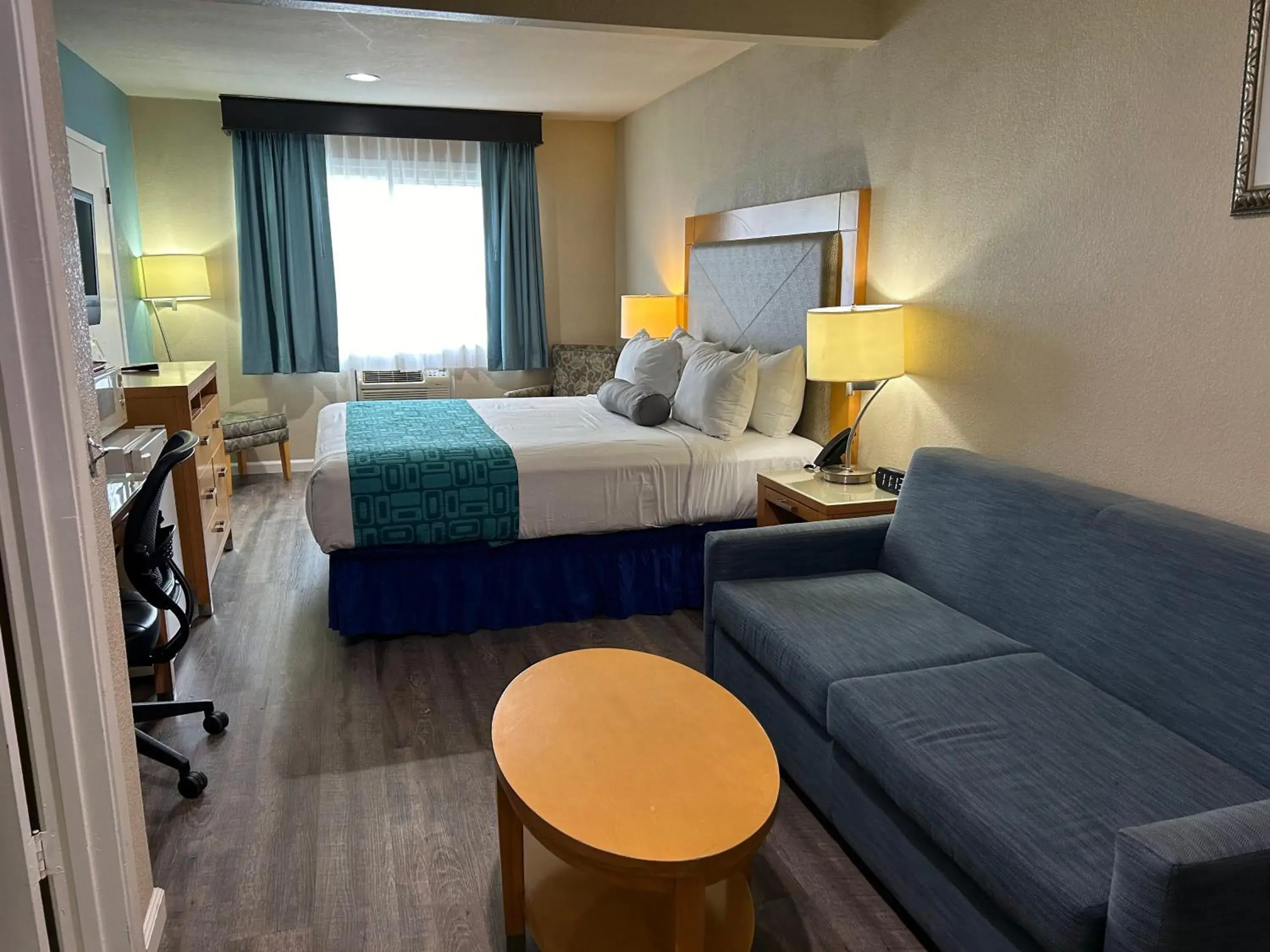 King Studio Suite - Non-Smoking in Howard Johnson by Wyndham Santa Cruz King Studio Suite - Non-Smoking in Howard Johnson by Wyndham Santa Cruz