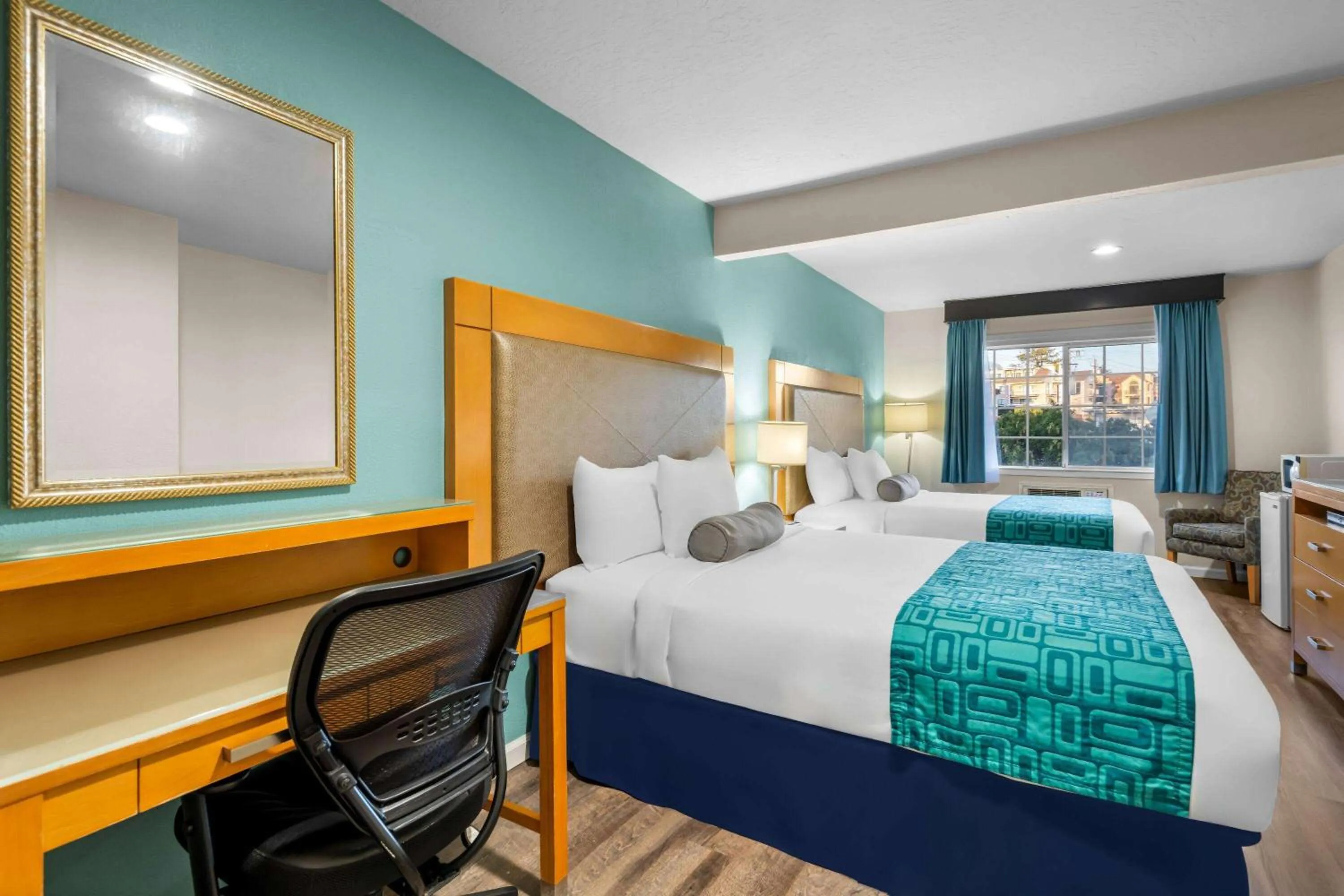 Photo of the whole room, Bed in Howard Johnson by Wyndham Santa Cruz