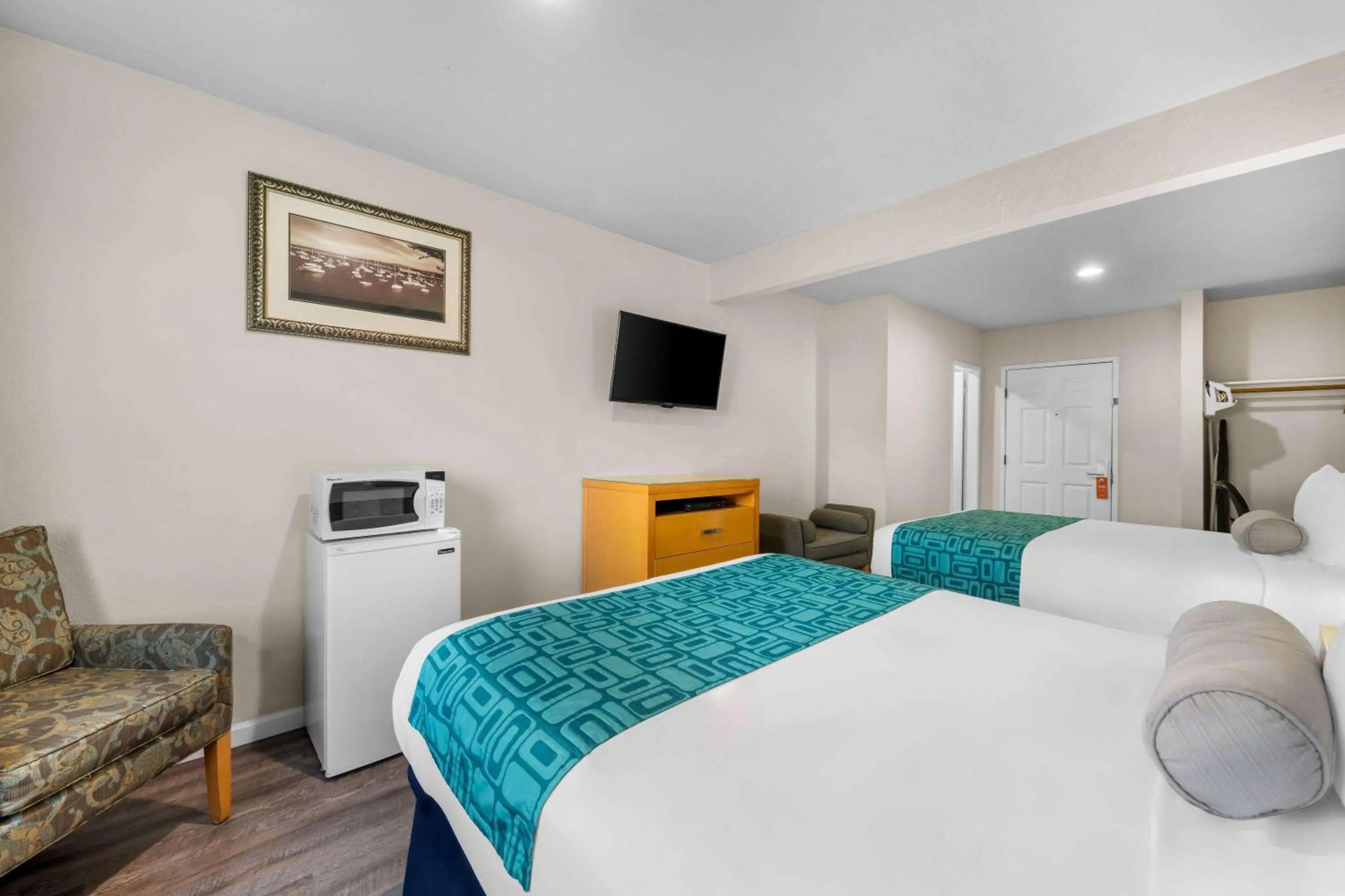 Photo of the whole room, Bed in Howard Johnson by Wyndham Santa Cruz