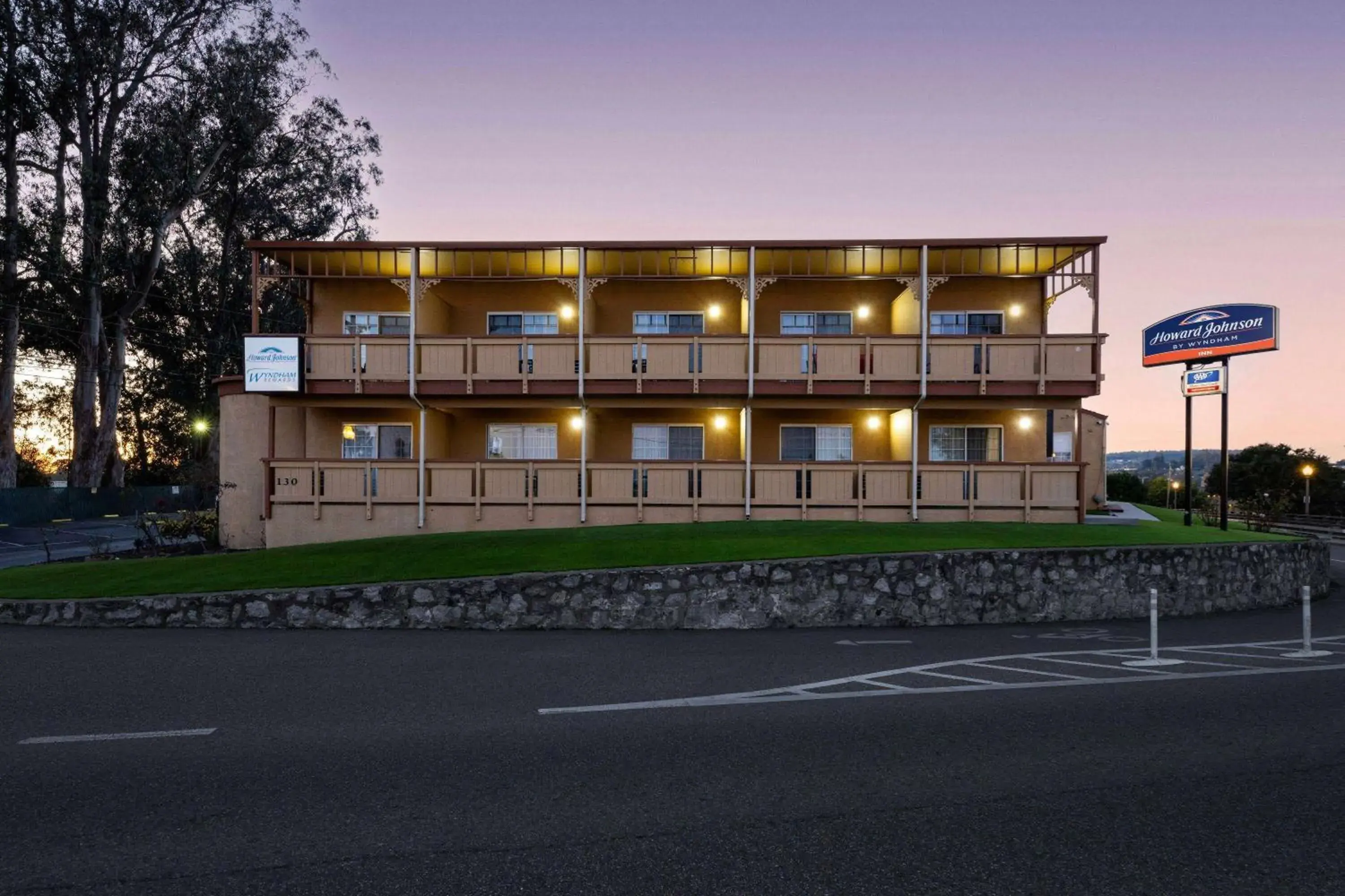 Property building in Howard Johnson by Wyndham Santa Cruz Property building in Howard Johnson by Wyndham Santa Cruz