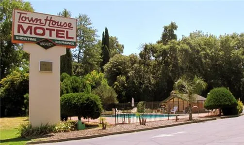 Facade/entrance in Town House Motel