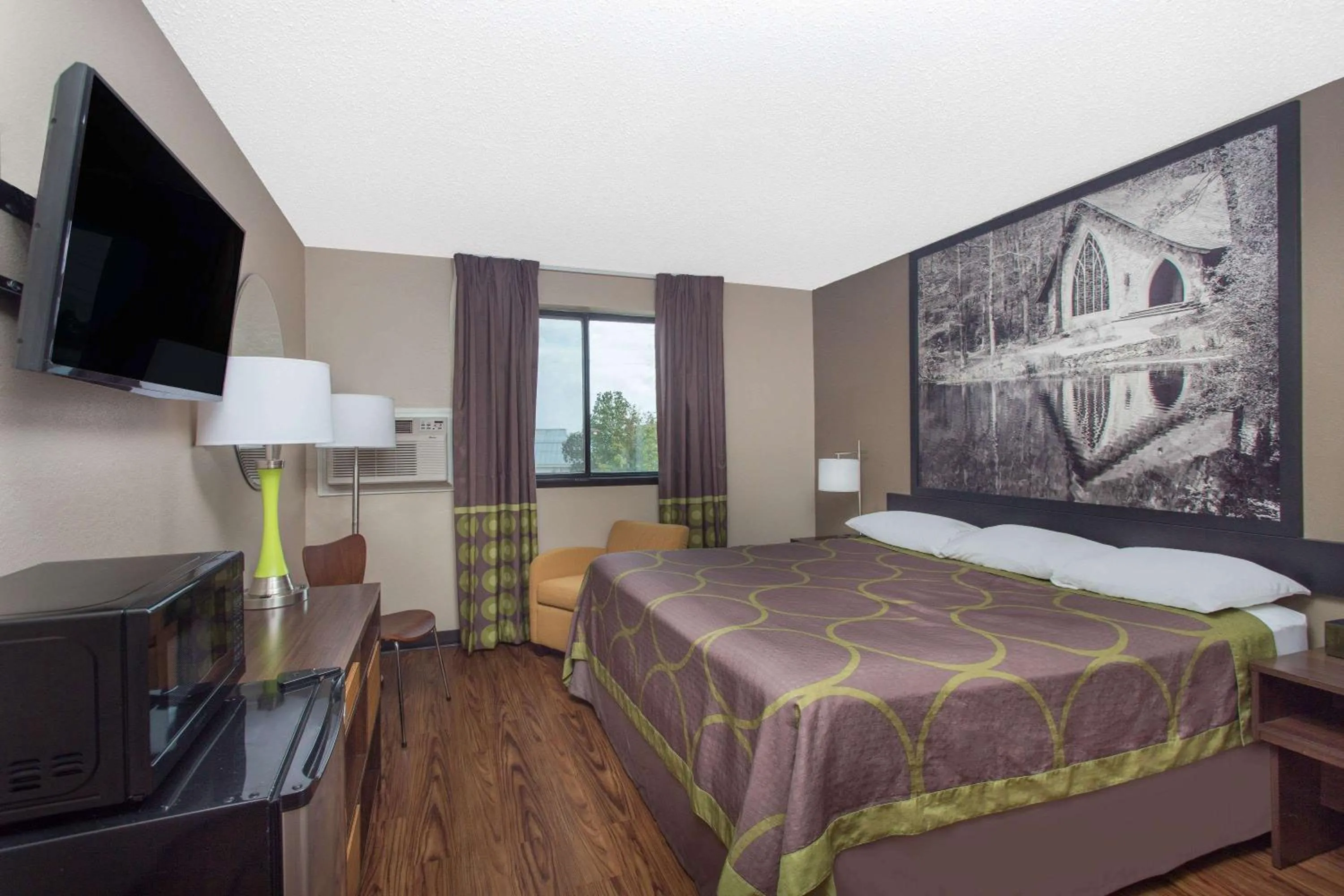 Photo of the whole room, Bed in Super 8 by Wyndham Columbus Airport