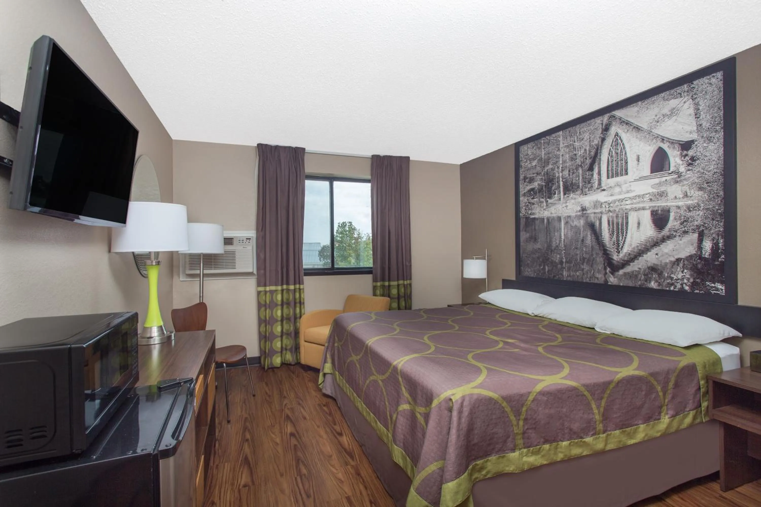 Photo of the whole room, Bed in Super 8 by Wyndham Columbus Airport