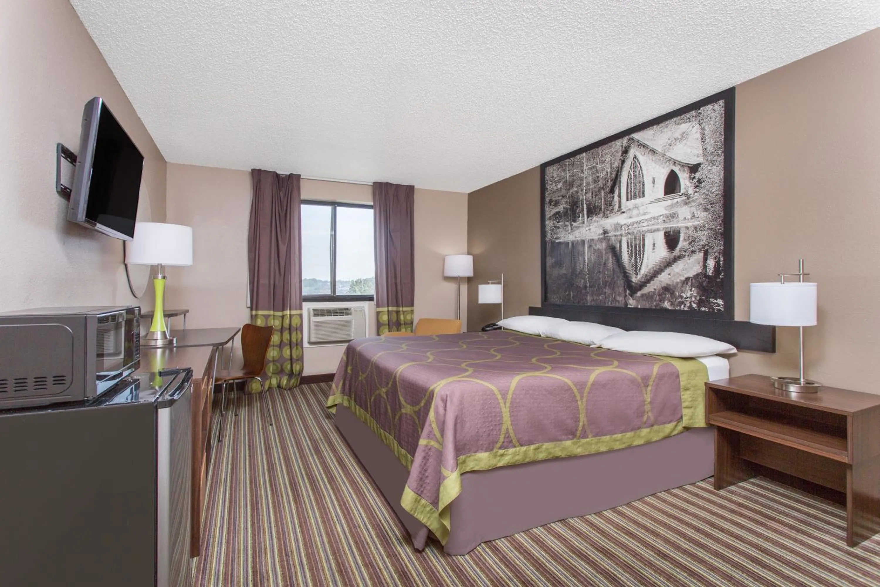 Photo of the whole room, Bed in Super 8 by Wyndham Columbus Airport