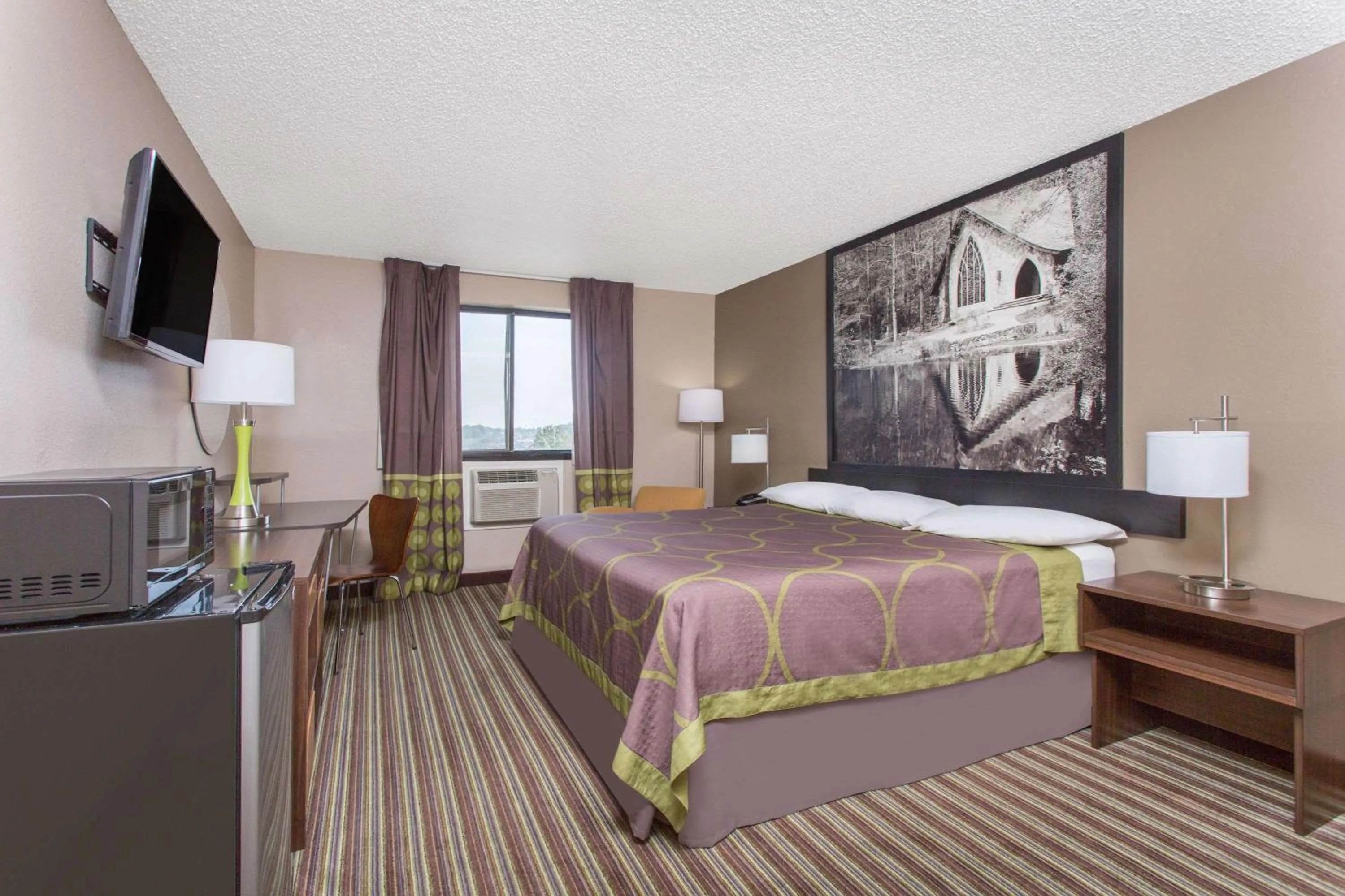 Photo of the whole room, Bed in Super 8 by Wyndham Columbus Airport