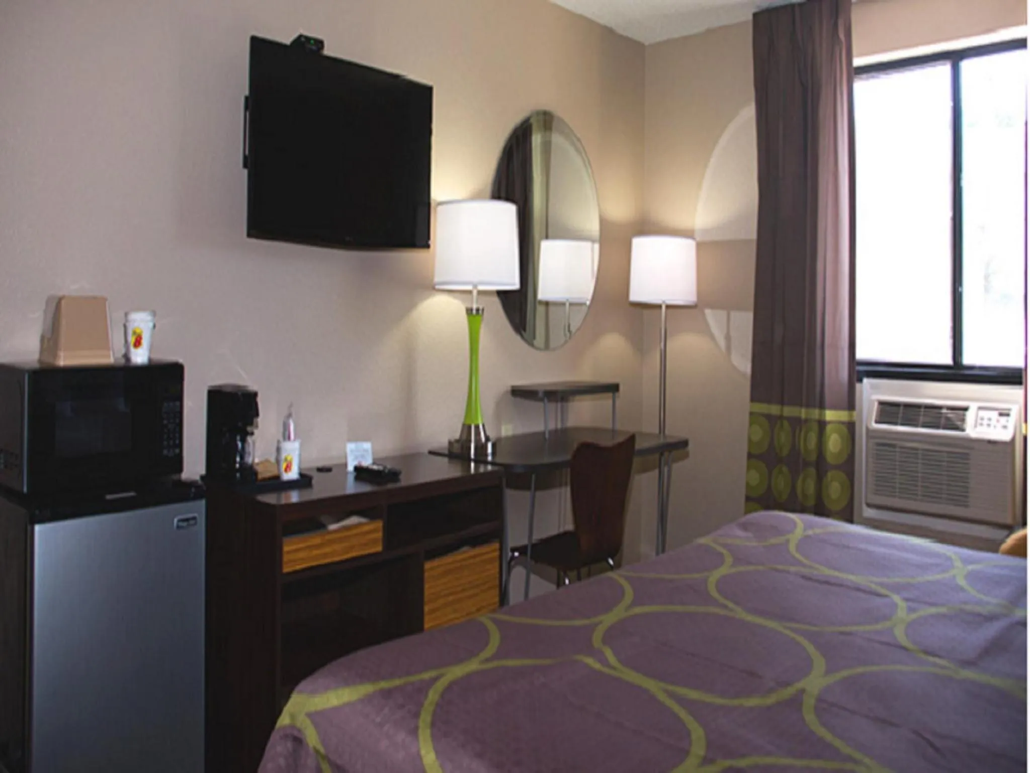 Photo of the whole room, Bed in Super 8 by Wyndham Columbus Airport