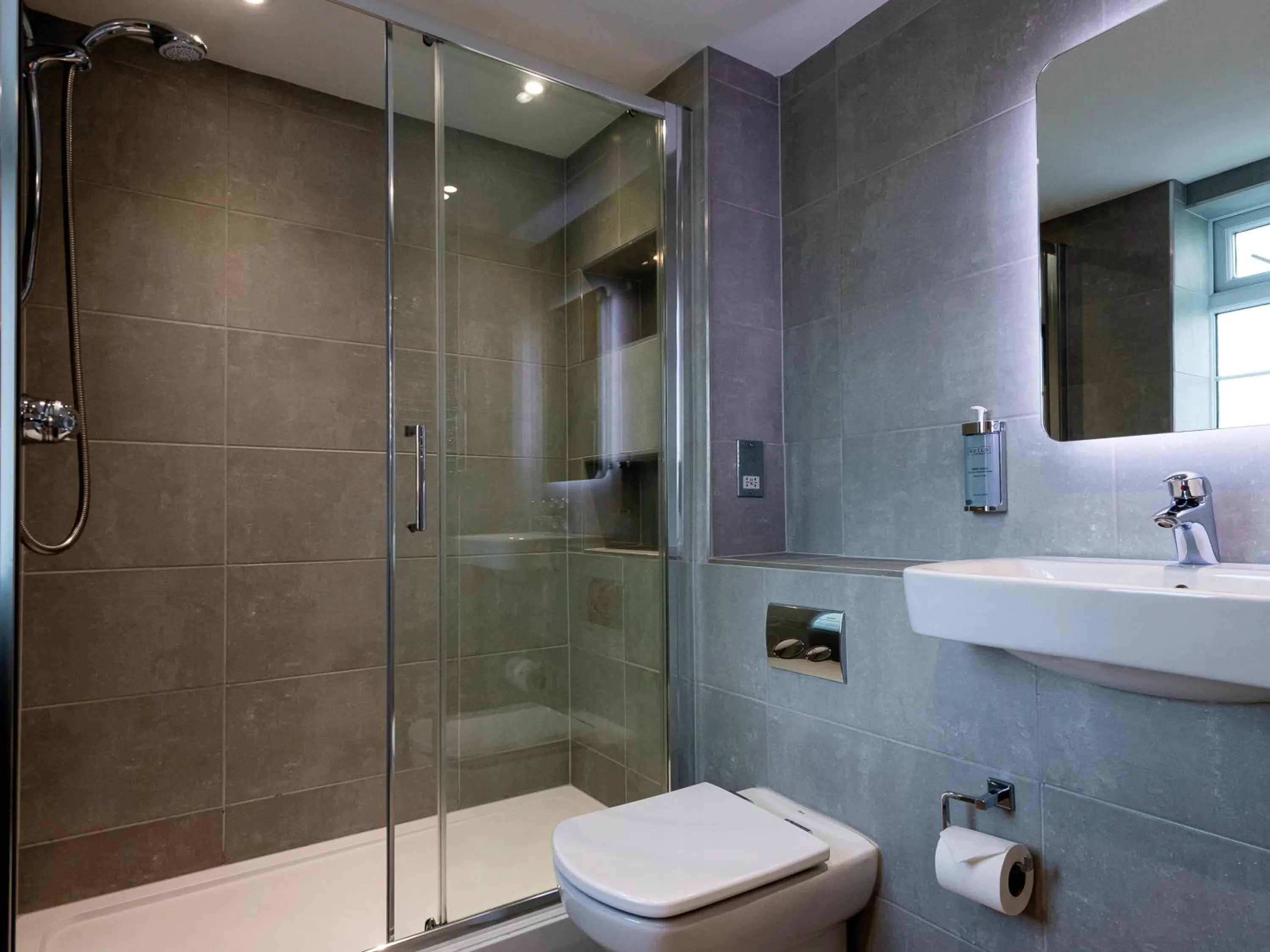 Shower in The Royal & Fortescue Hotel