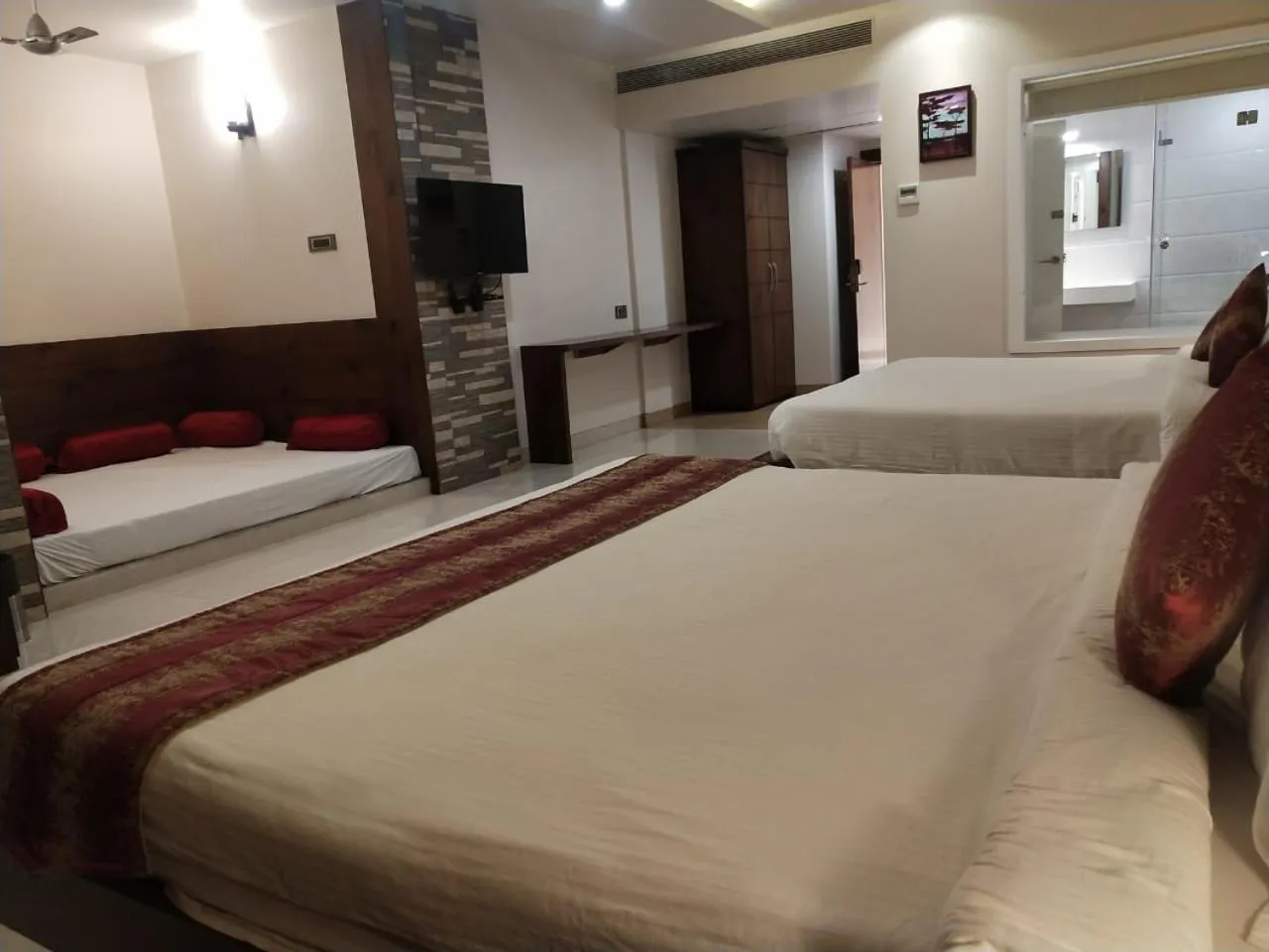 Bed in Hotel Kanha’s Palm Springs